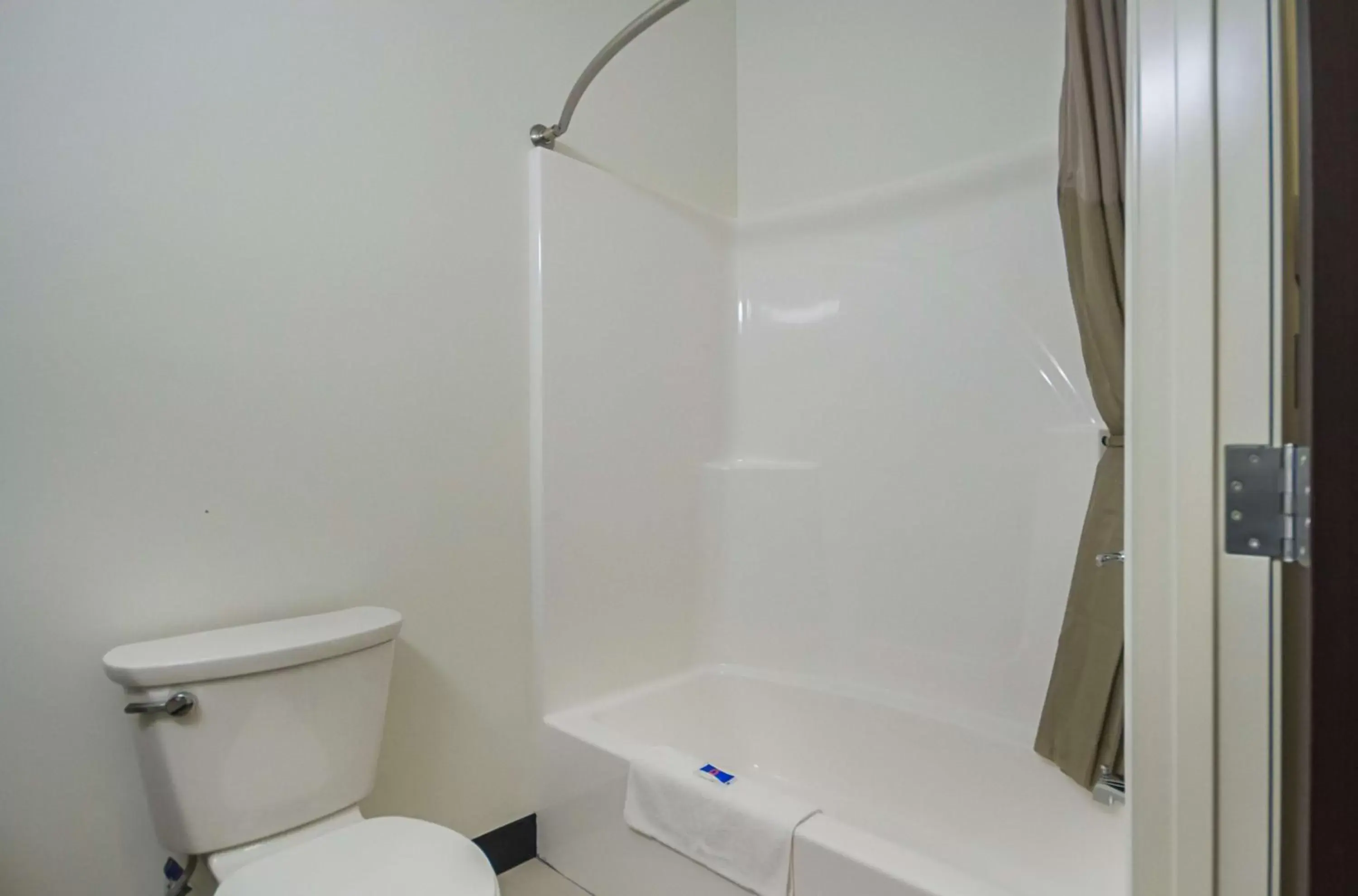 Deluxe Queen Room - Non-Smoking in Motel 6-South Bend, IN - Mishawaka Deluxe Queen Room - Non-Smoking in Motel 6-South Bend, IN - Mishawaka