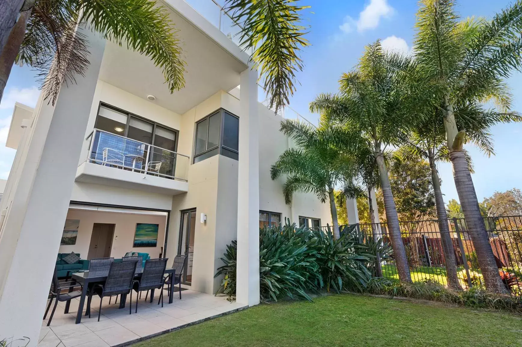 Luxury Three-Bedroom Beach House with Rooftop Spa in Sand Dunes Resort Accommodation Luxury Three-Bedroom Beach House with Rooftop Spa in Sand Dunes Resort Accommodation