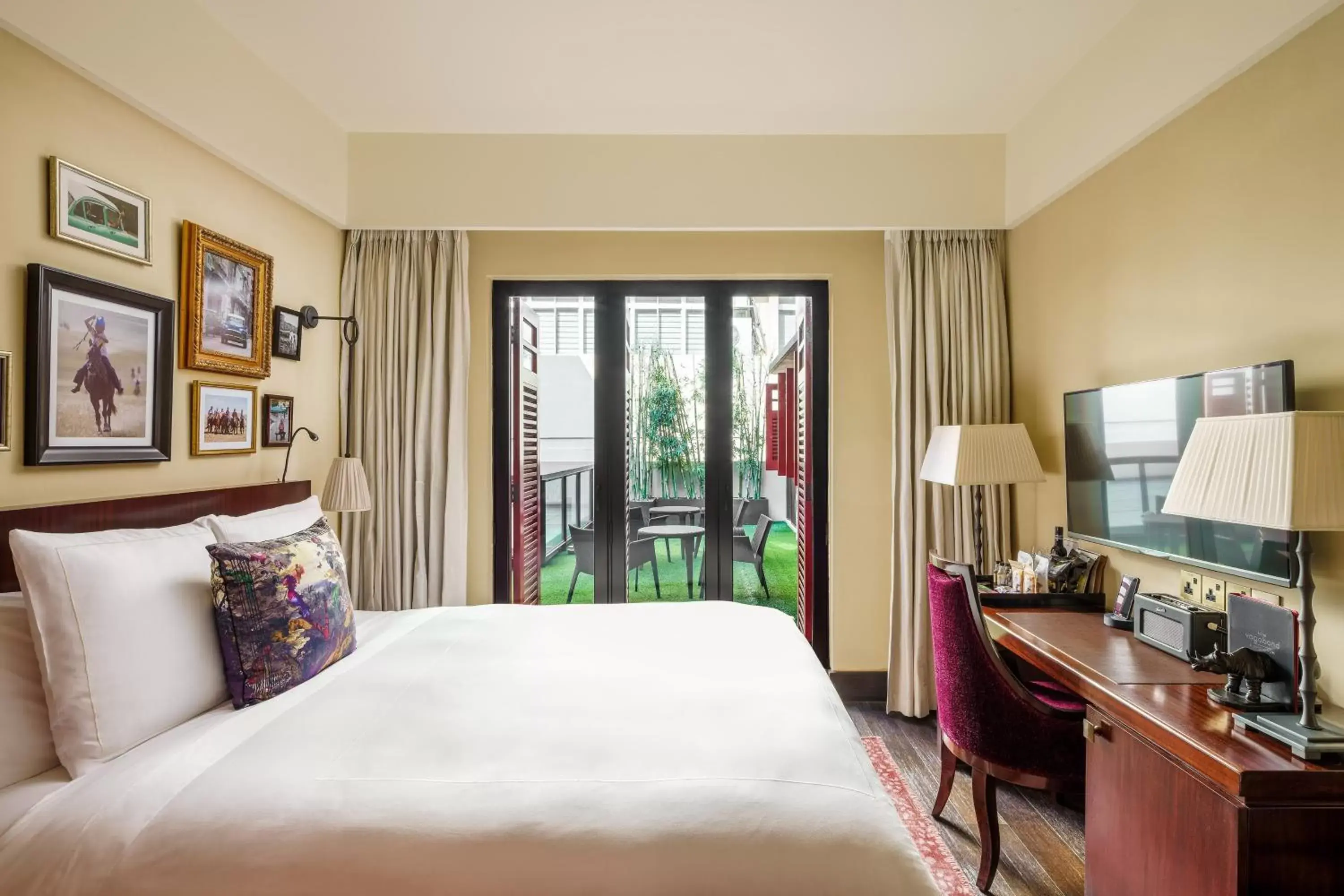 Courtyard Club Room, Club Lounge Access, Evening Cocktails, Appetizers, Guest Room, 1 King in The Vagabond Club, a Tribute Portfolio Hotel Singapore Courtyard Club Room, Club Lounge Access, Evening Cocktails, Appetizers, Guest Room, 1 King in The Vagabond Club, a Tribute Portfolio Hotel Singapore