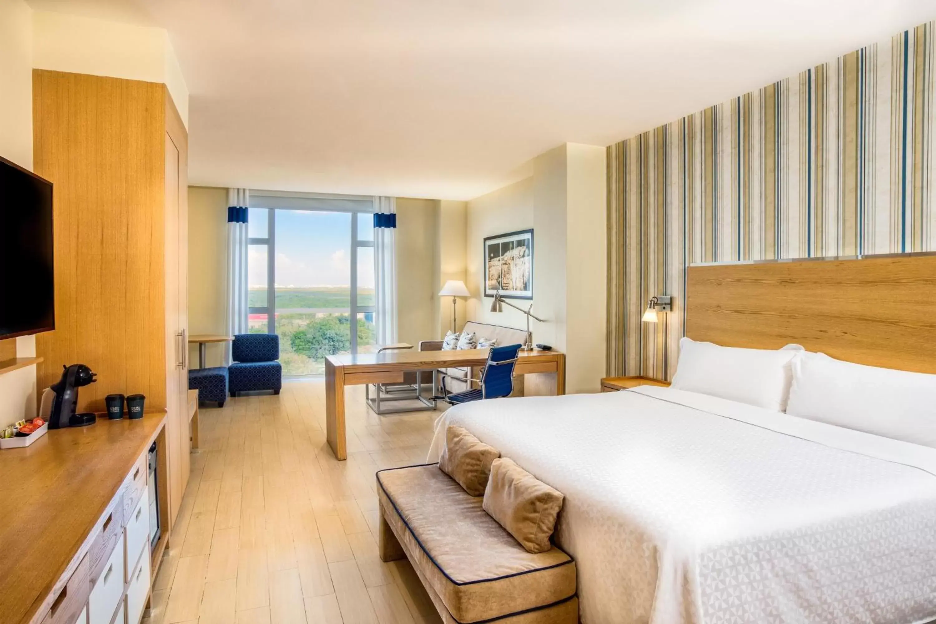 Junior, 1 Bedroom Junior Suite, 1 King, City view in Four Points by Sheraton Cancun Centro Junior, 1 Bedroom Junior Suite, 1 King, City view in Four Points by Sheraton Cancun Centro