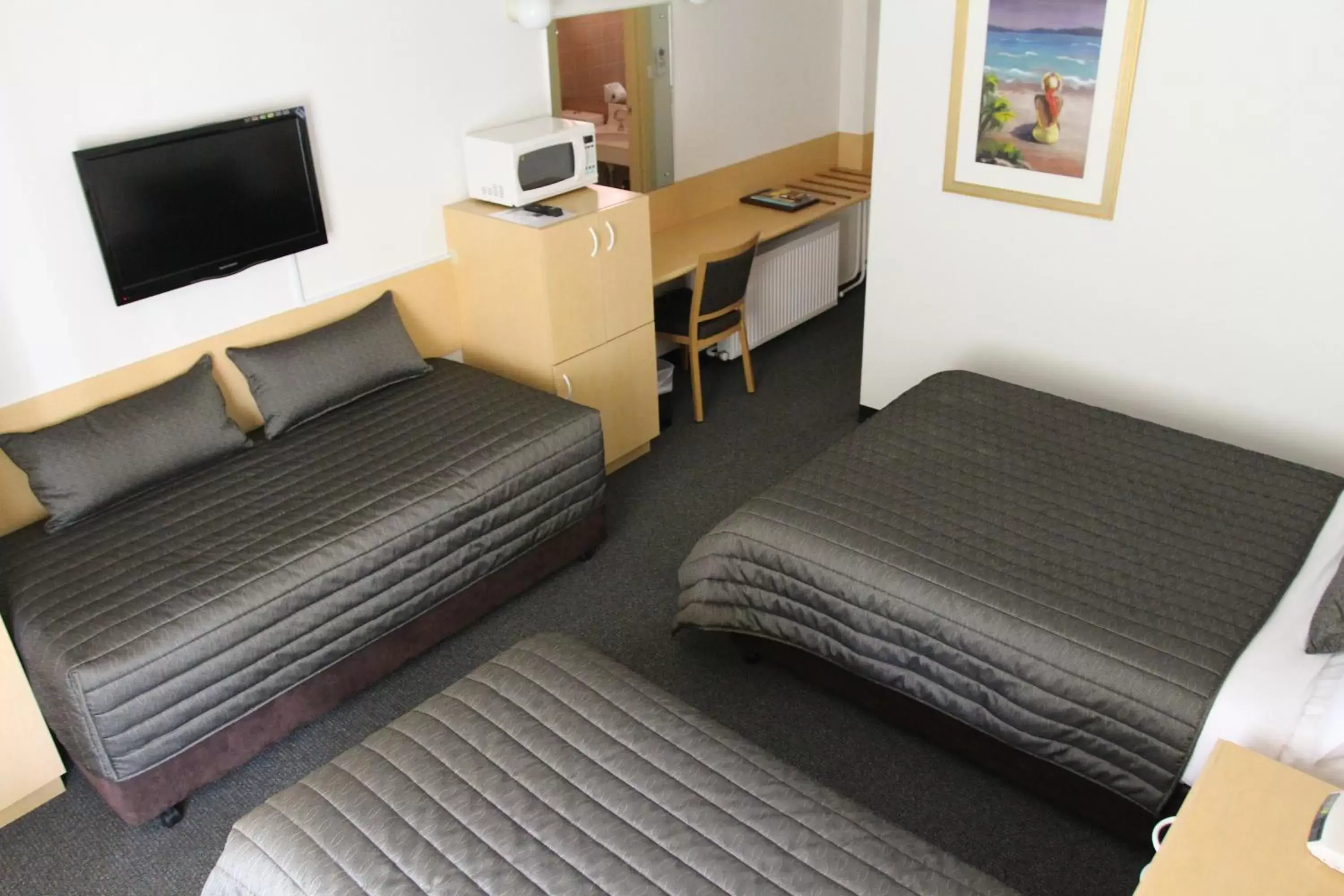 Triple Room in Mid City Motor Inn Queanbeyan Triple Room in Mid City Motor Inn Queanbeyan