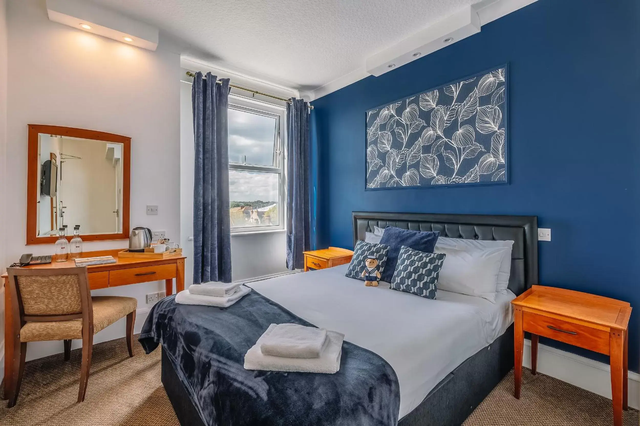 Compact Double Room in Muthu Westcliff Hotel (Near London Southend Airport) Compact Double Room in Muthu Westcliff Hotel (Near London Southend Airport)