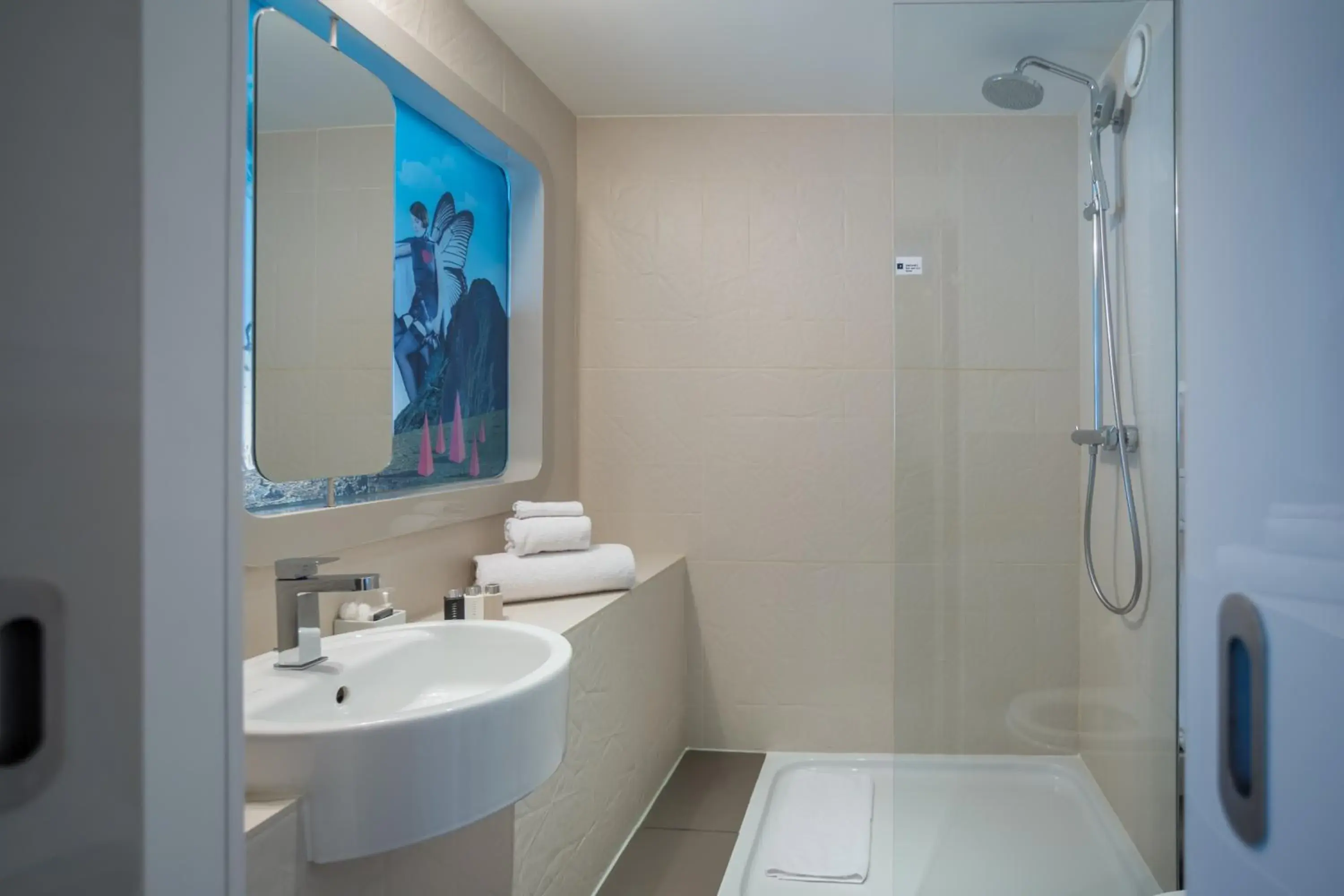 Superior Double Room in Hôtel Le Marcel Paris Gare de l'Est Superior Double Room in Hôtel Le Marcel Paris Gare de l'Est