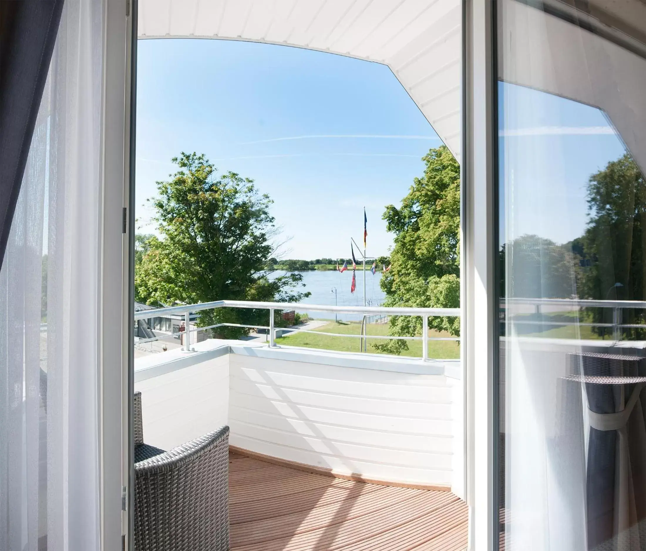 Comfort Double Room with River View in Hotel Elbblick Garni Comfort Double Room with River View in Hotel Elbblick Garni