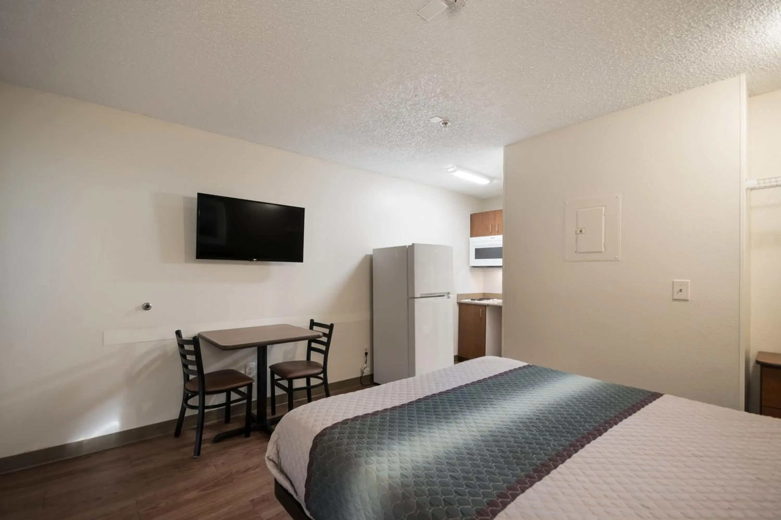 Studio Queen Room Non-Smoking in HomeTowne Studios by Red Roof Seattle - Kent/Des Moines Studio Queen Room Non-Smoking in HomeTowne Studios by Red Roof Seattle - Kent/Des Moines