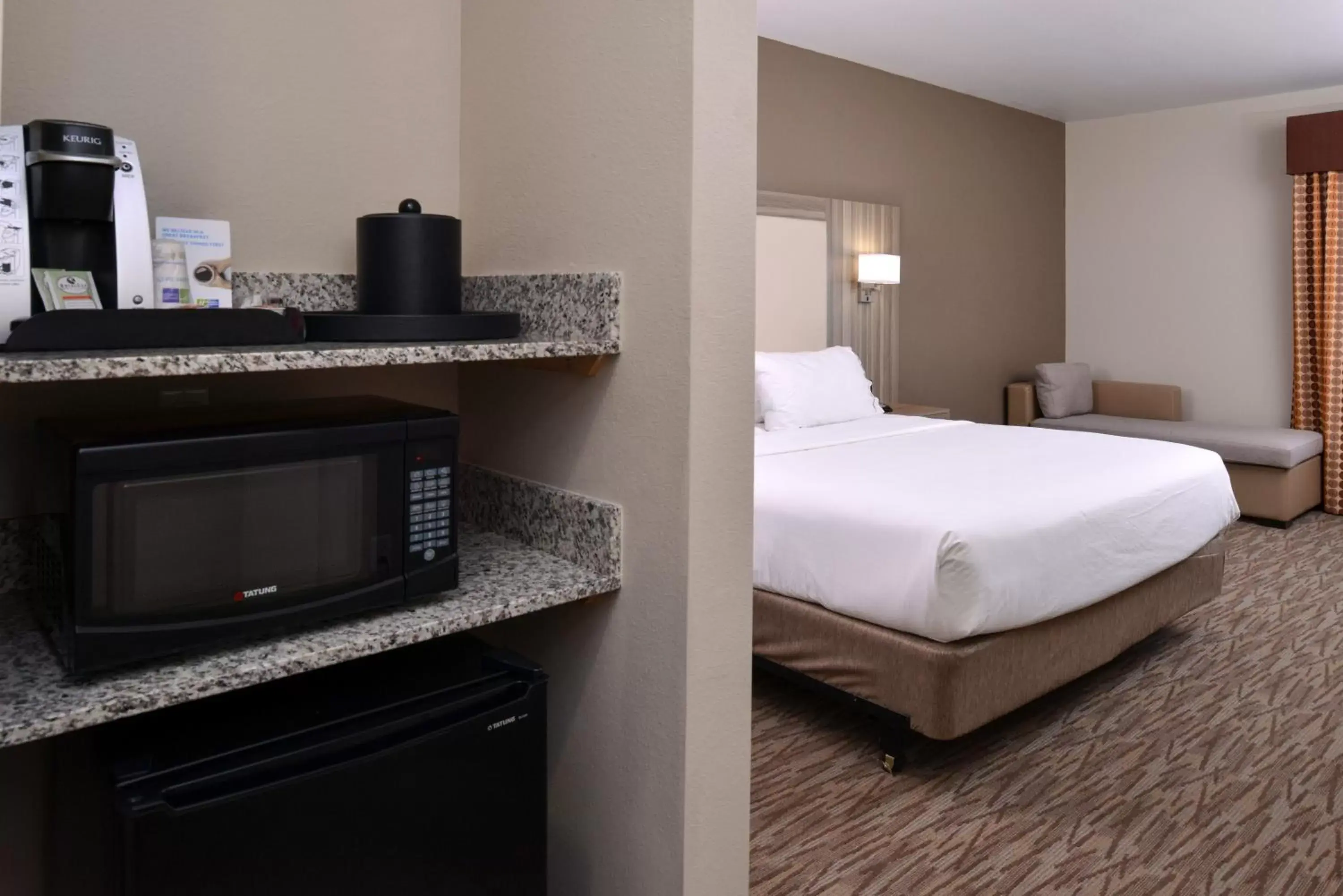 Standard King Room in Holiday Inn Express & Suites Williams by IHG Standard King Room in Holiday Inn Express & Suites Williams by IHG