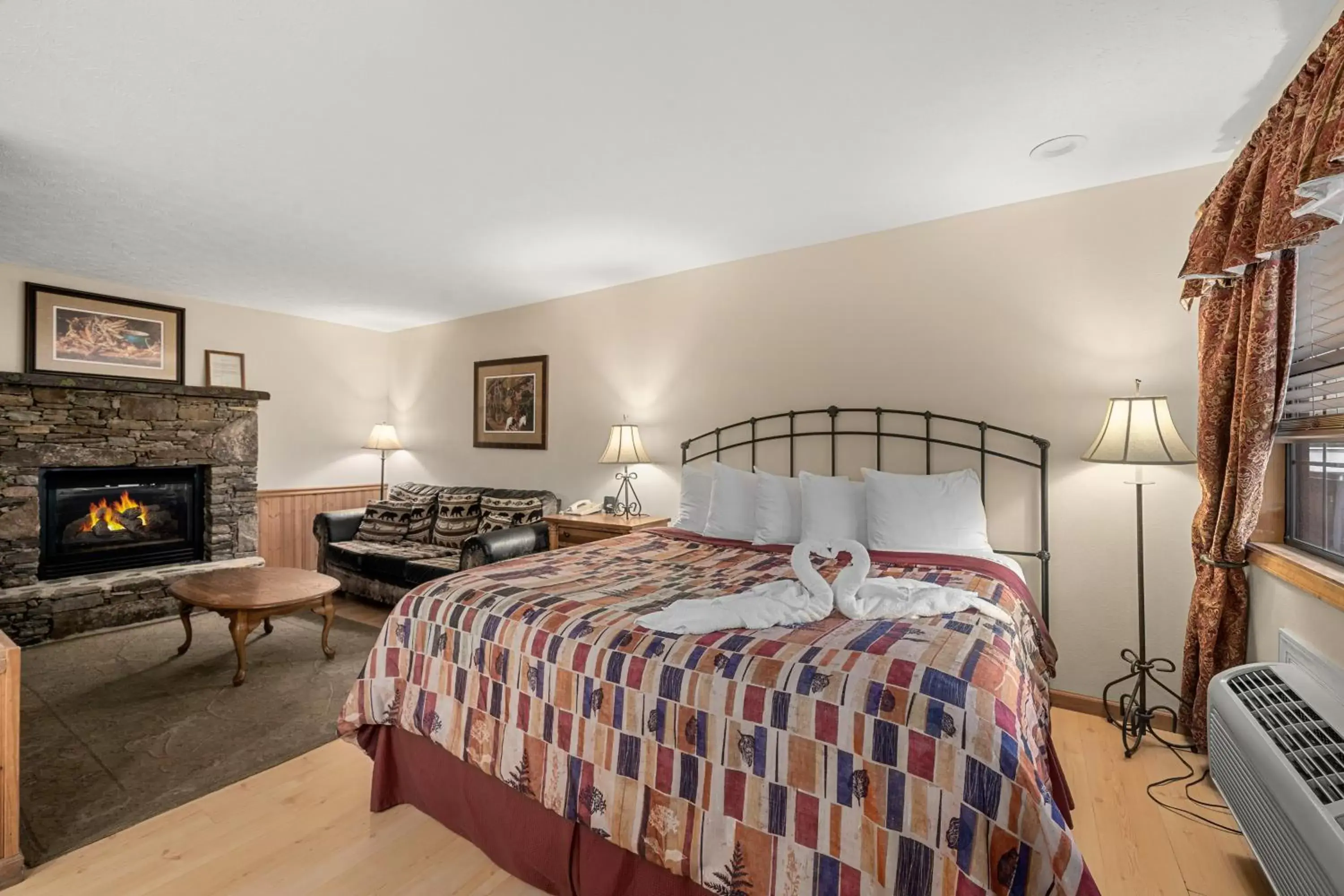 Deluxe King Suite in Jonathan Creek Inn and Villas Deluxe King Suite in Jonathan Creek Inn and Villas