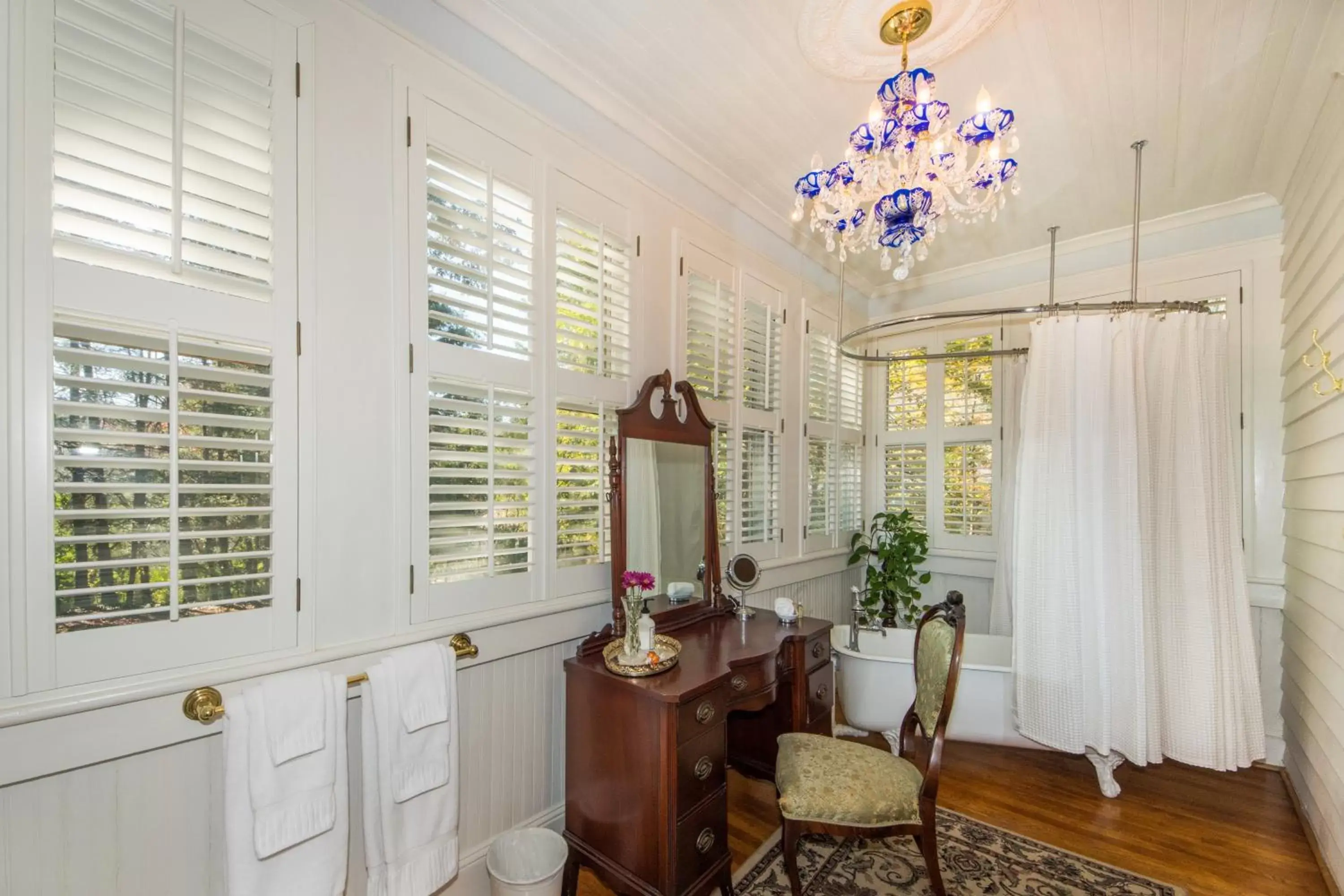 Queen Room with Mountain View in Oak Hill On Love Lane Bed and Breakfast Inn Queen Room with Mountain View in Oak Hill On Love Lane Bed and Breakfast Inn