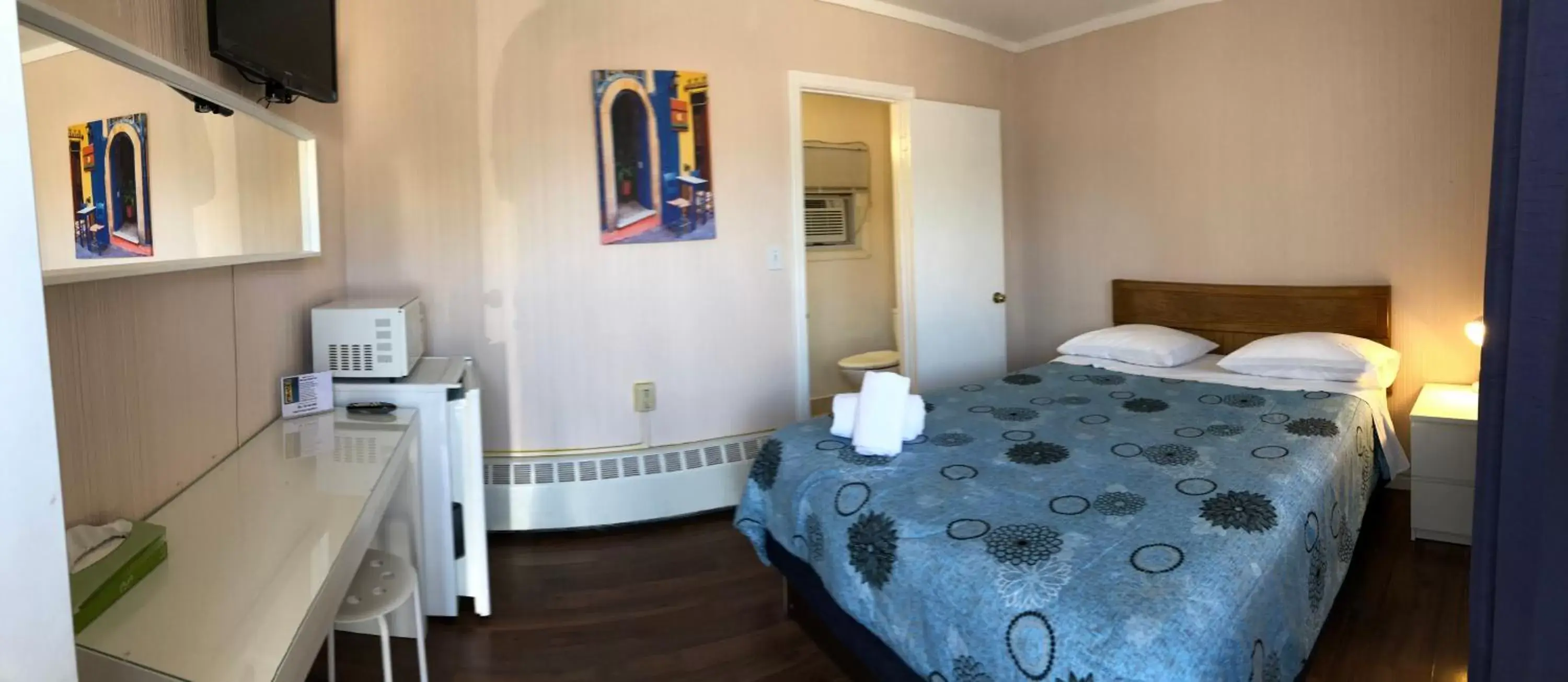 Queen Room in Wasaga Motel Inn Queen Room in Wasaga Motel Inn