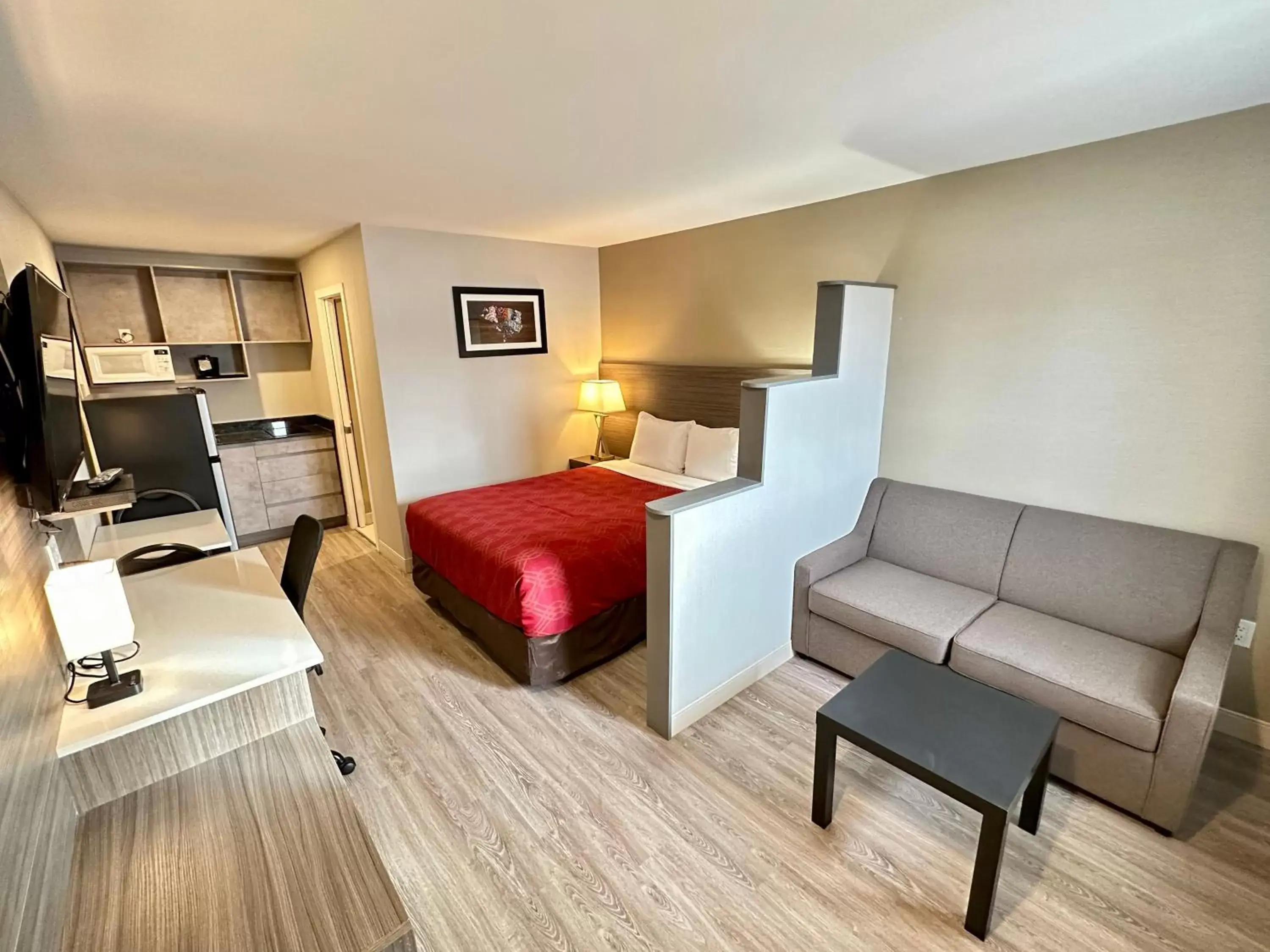 Efficiency Queen Suite with Sofa Bed - Non Smoking in Econo Lodge Inn & Suites Efficiency Queen Suite with Sofa Bed - Non Smoking in Econo Lodge Inn & Suites