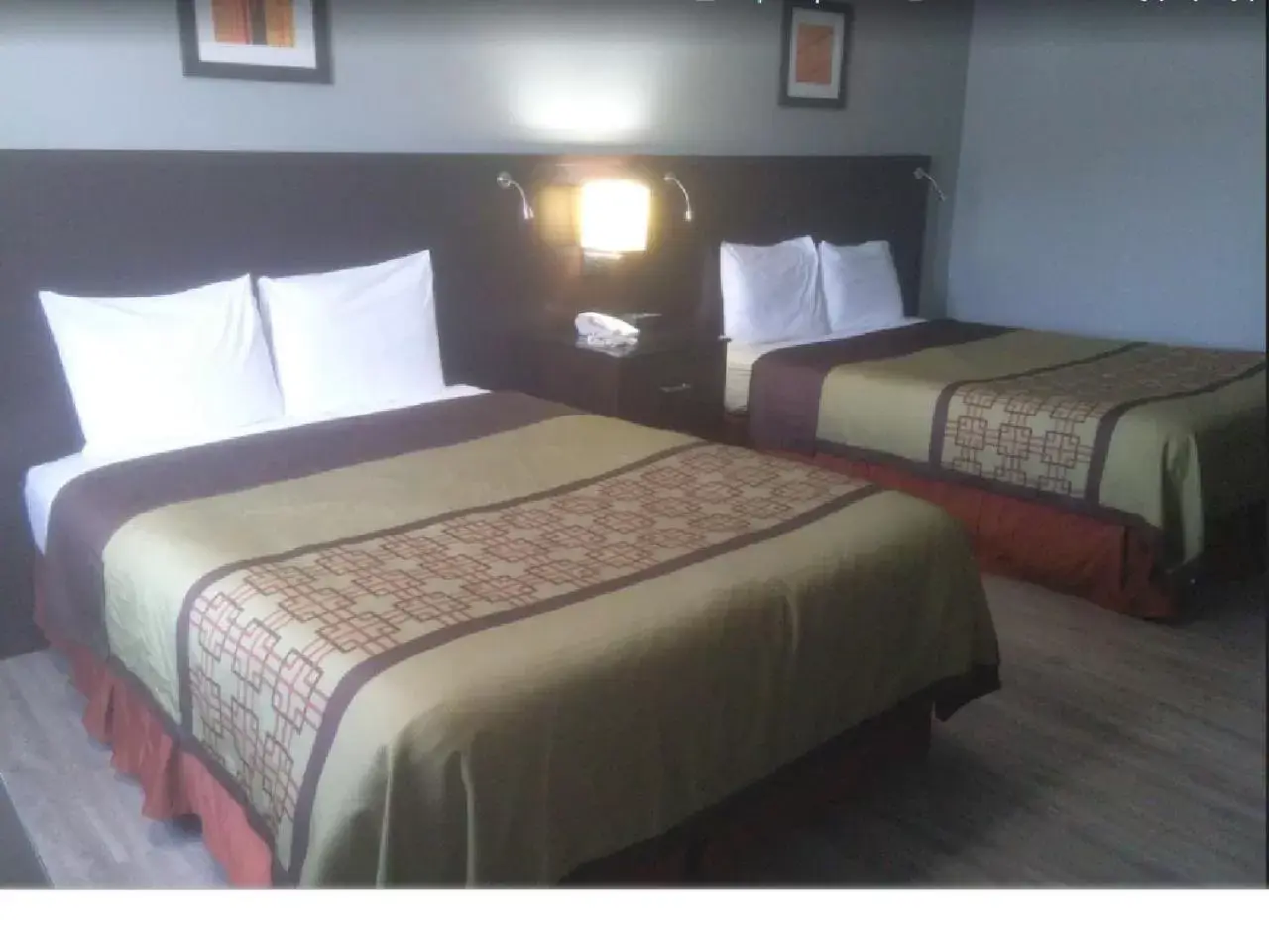 Queen Room with Two Queen Beds in Stewart Lodge Queen Room with Two Queen Beds in Stewart Lodge