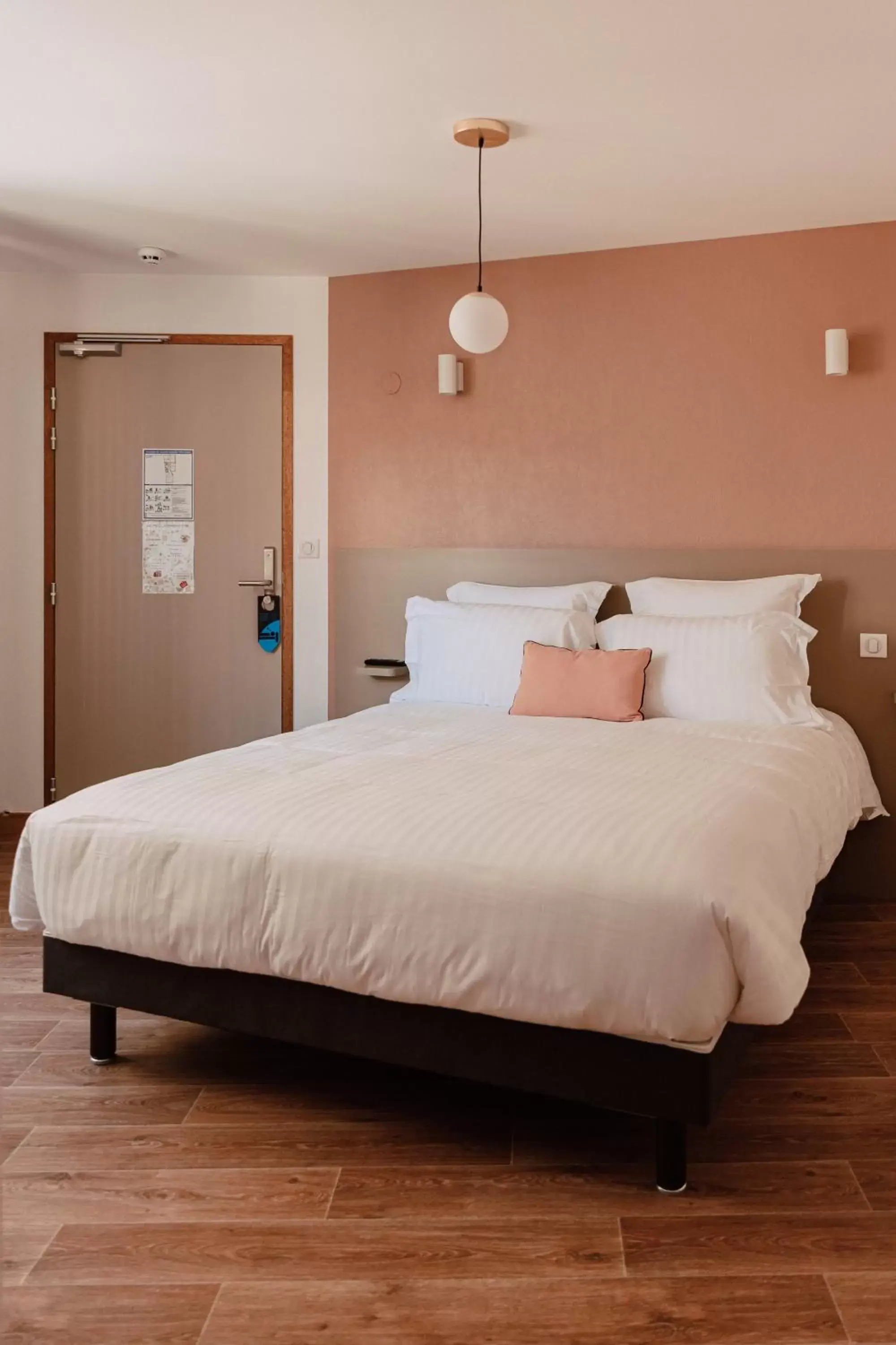 Superior Double Room in Mage hôtels - Hôtel la grenette - Brasserie Bonté Divine Superior Double Room in Mage hôtels - Hôtel la grenette - Brasserie Bonté Divine