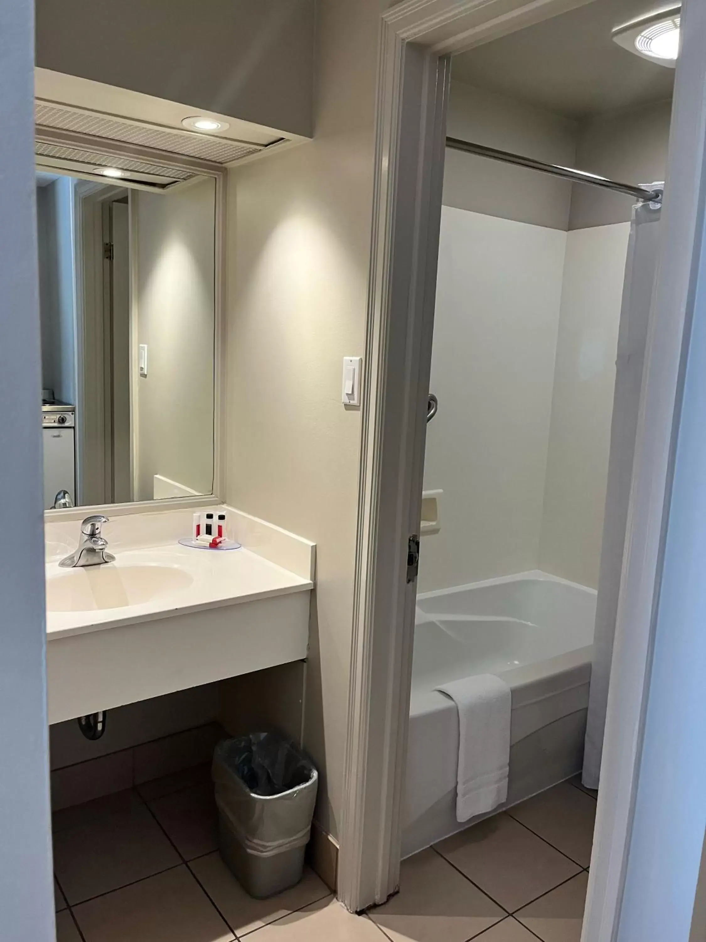 2 Double Beds, Standard, Non-Smoking in Ramada by Wyndham Ottawa On The Rideau 2 Double Beds, Standard, Non-Smoking in Ramada by Wyndham Ottawa On The Rideau