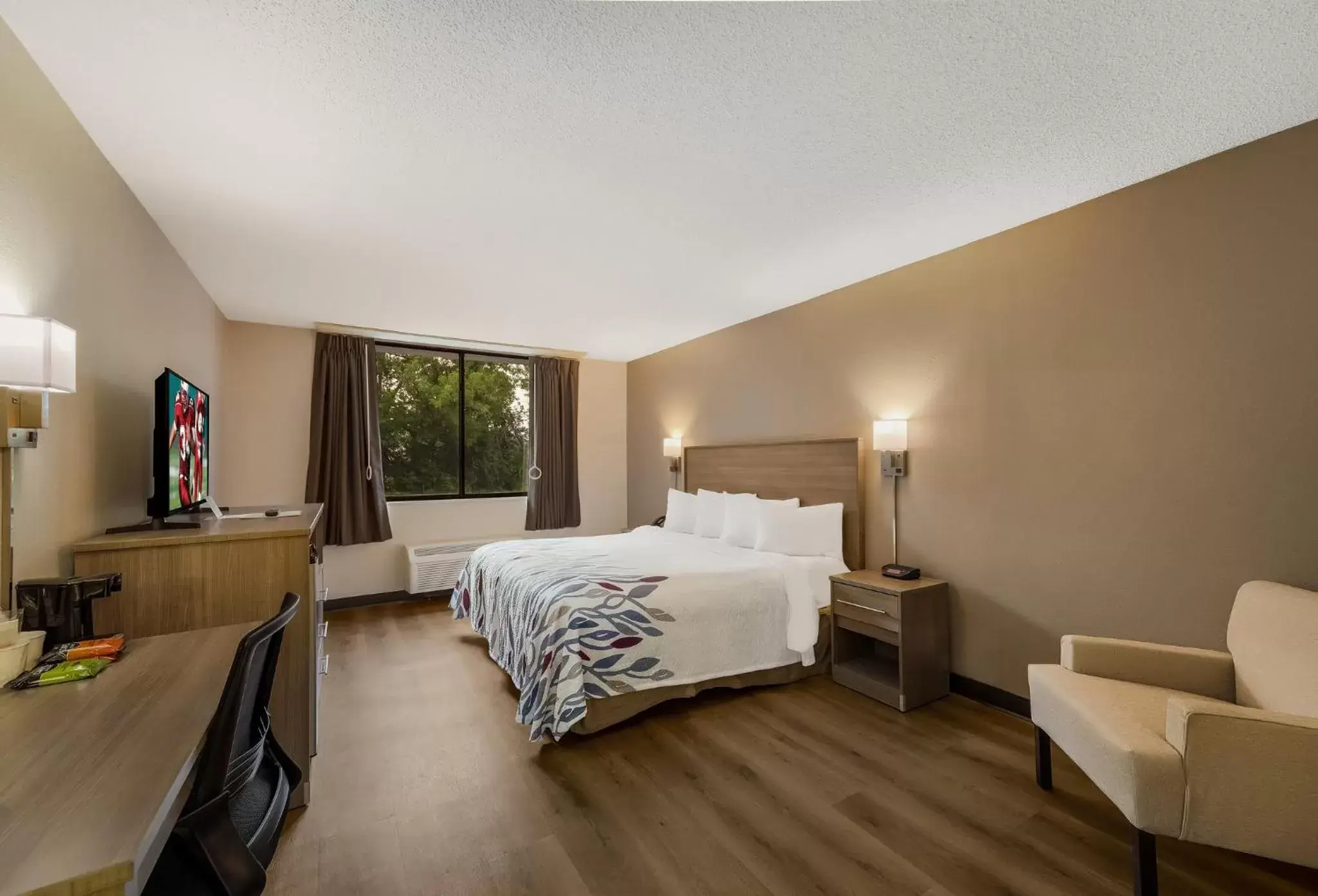 Deluxe King Room Disability Access Non-Smoking in Red Roof Inn Painted Post Deluxe King Room Disability Access Non-Smoking in Red Roof Inn Painted Post