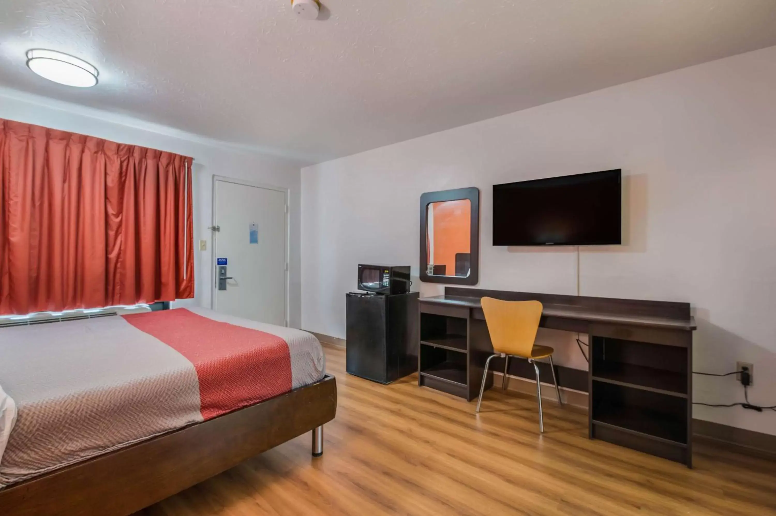 Deluxe King Room - Smoking in Motel 6-Attalla, AL Deluxe King Room - Smoking in Motel 6-Attalla, AL