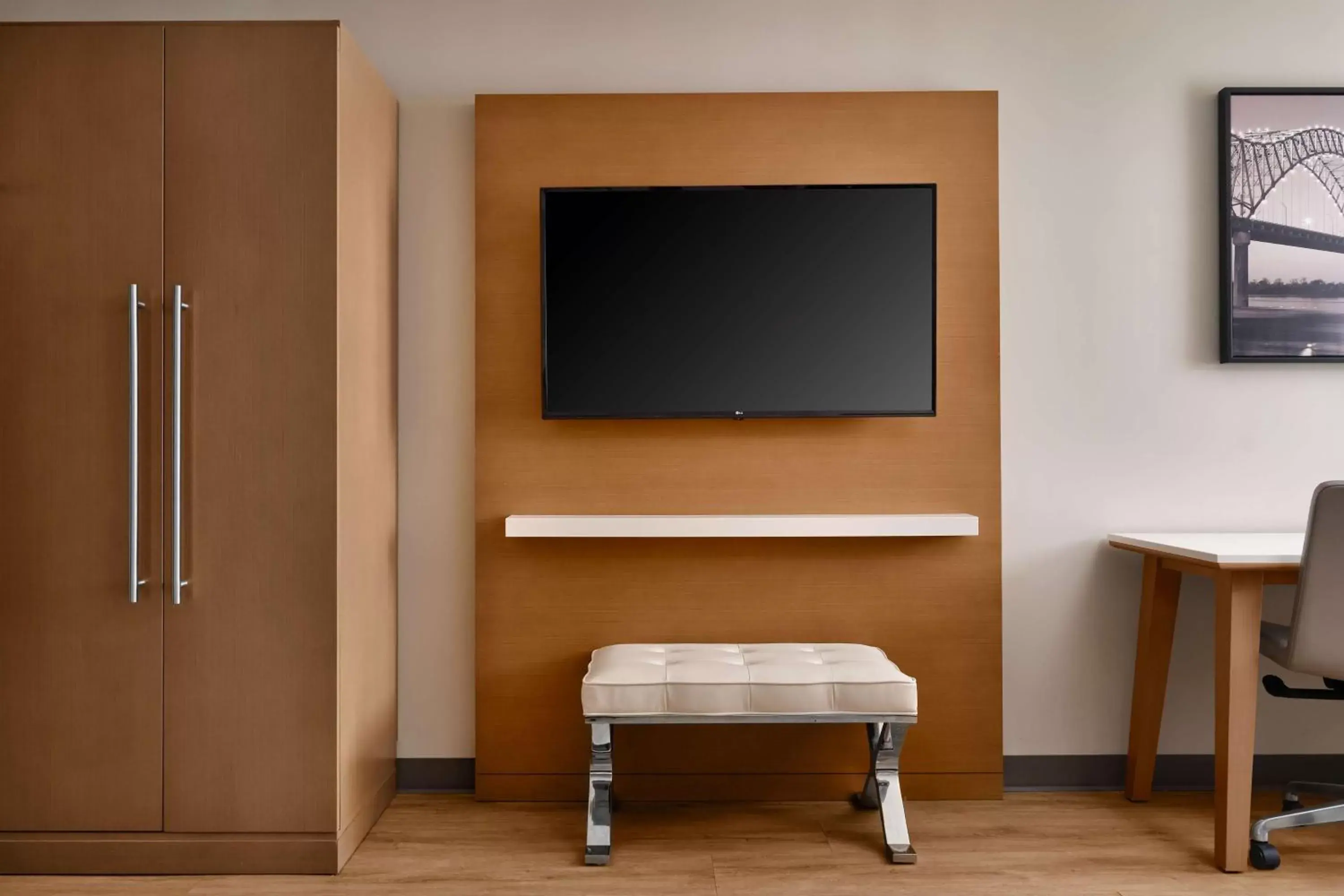 King Room with Sofa Bed and Roll-In Shower - Accessible/Non-Smoking in Radisson Hotel West Memphis King Room with Sofa Bed and Roll-In Shower - Accessible/Non-Smoking in Radisson Hotel West Memphis