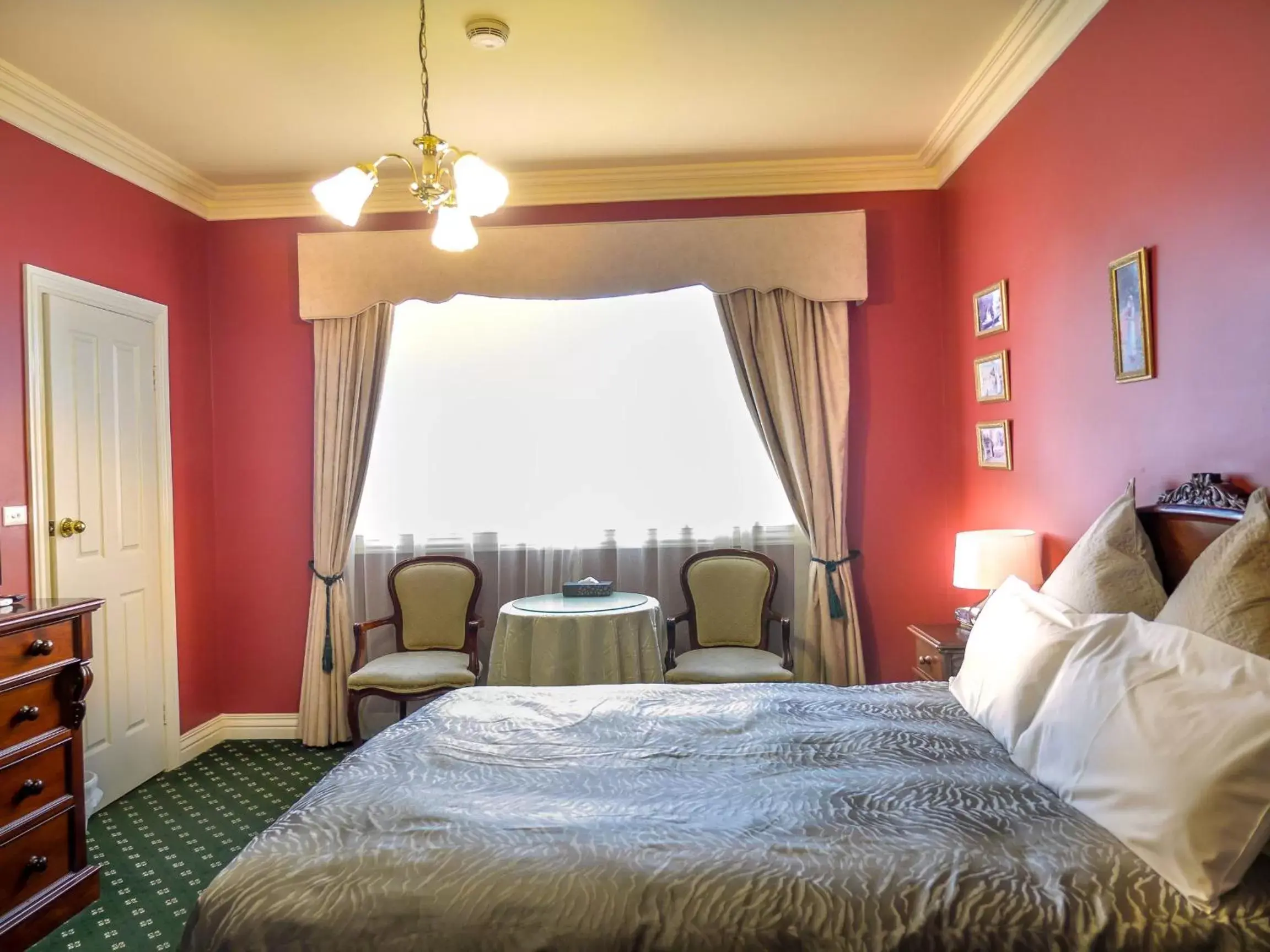 Deluxe Queen Room in Toorak Manor Hotel Free Parking Deluxe Queen Room in Toorak Manor Hotel Free Parking