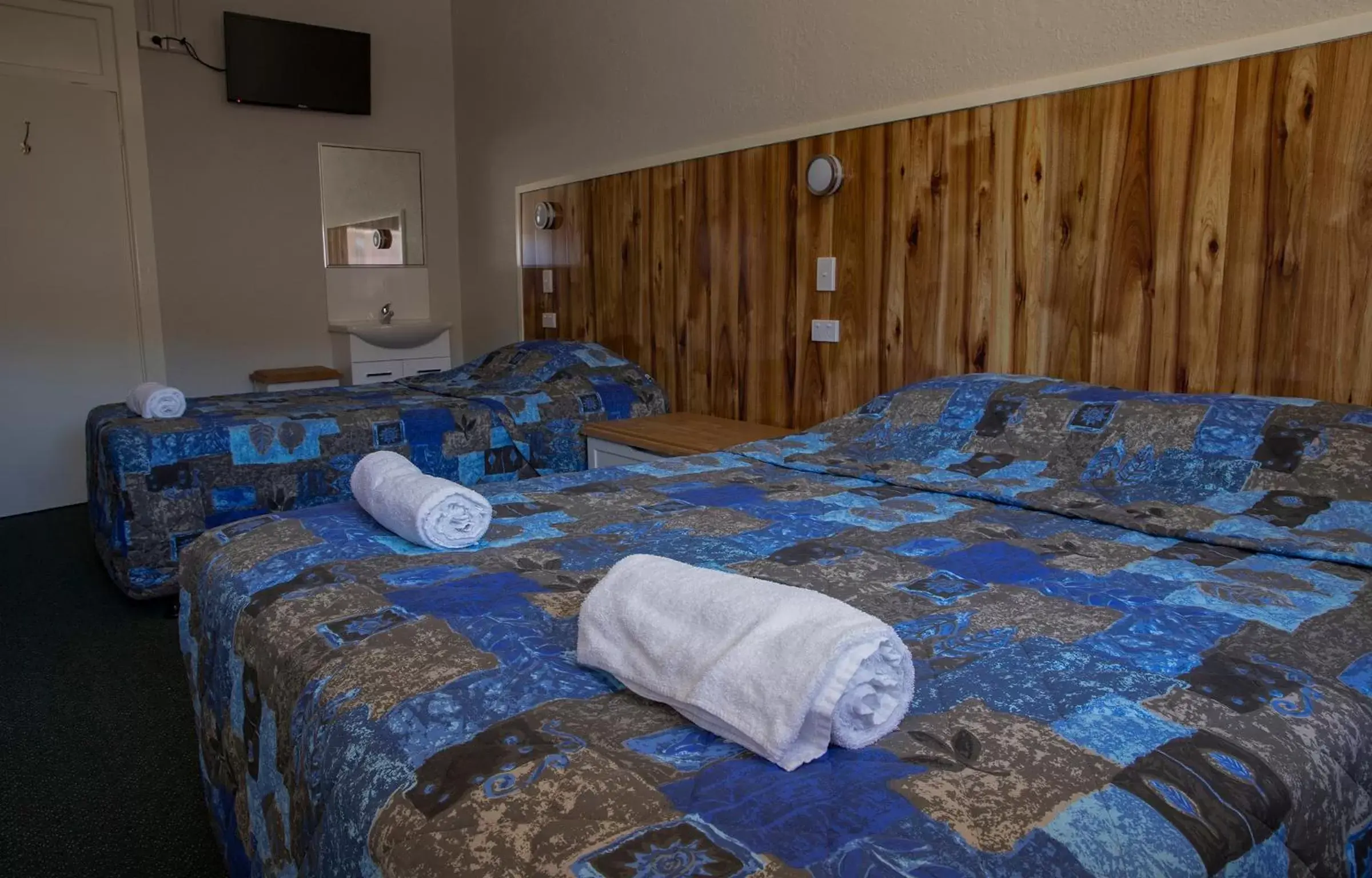 Family Room with Shared Bathroom in Criterion Hotel Gundagai Family Room with Shared Bathroom in Criterion Hotel Gundagai