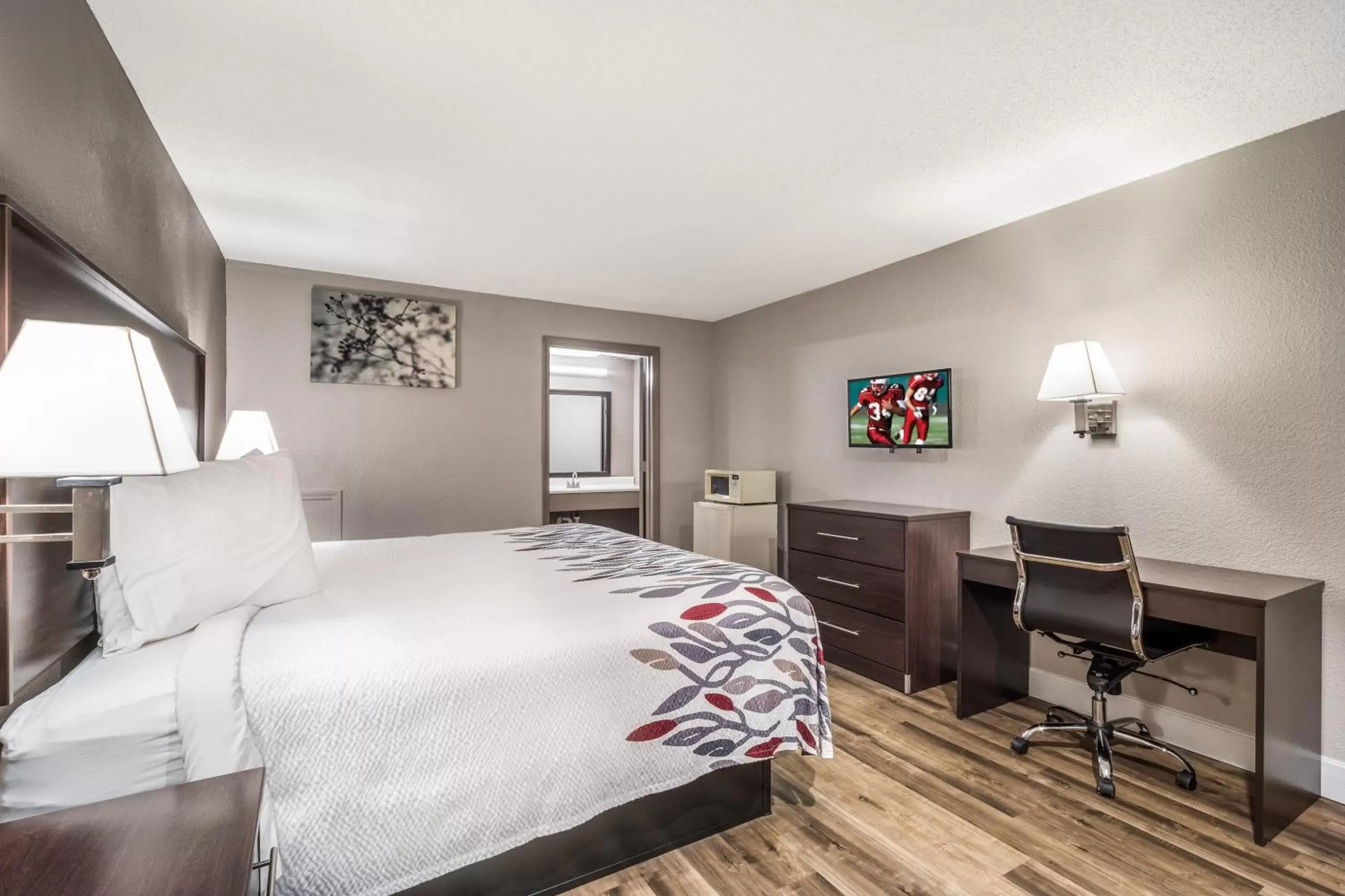 Deluxe King Room Non-Smoking in Red Roof Inn Sumter Deluxe King Room Non-Smoking in Red Roof Inn Sumter