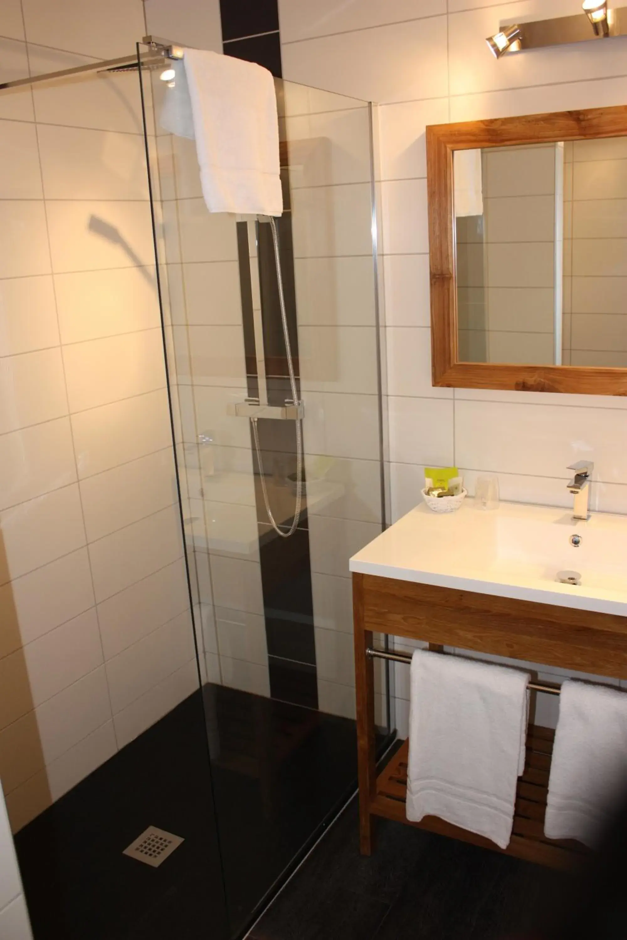 Double Room with Estuary view - Lower level in Logis Hôtel Restaurant La Citadelle Double Room with Estuary view - Lower level in Logis Hôtel Restaurant La Citadelle