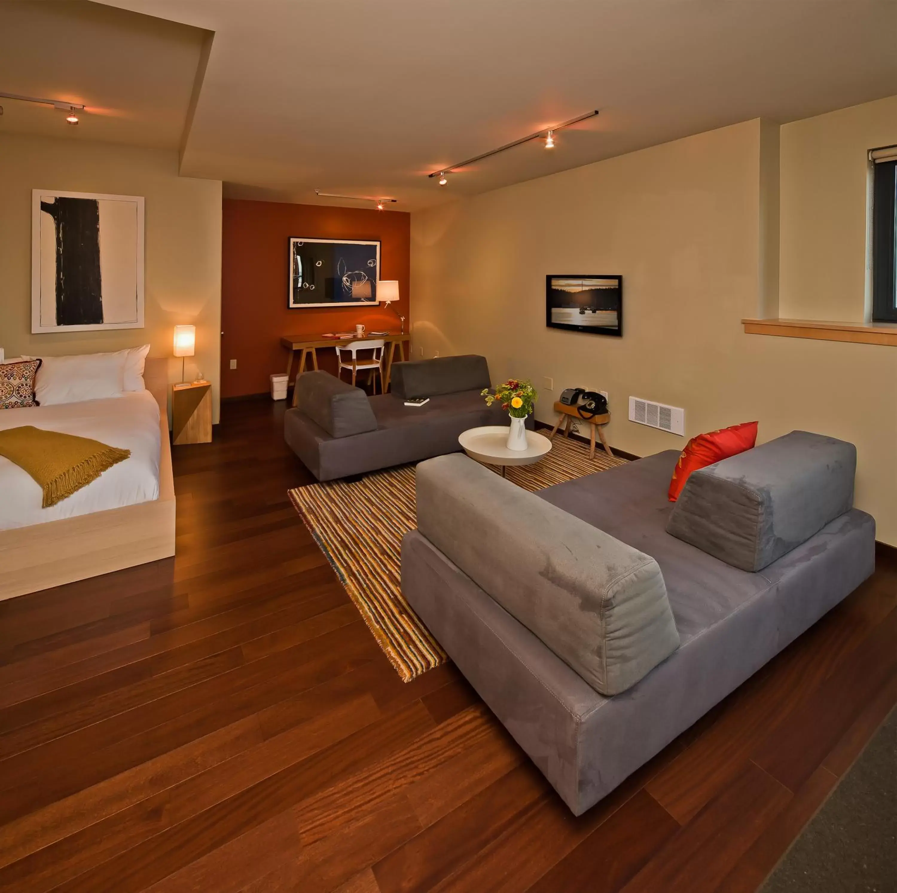 Deluxe Two-Bedroom Apartment in Island Inn at 123 West Deluxe Two-Bedroom Apartment in Island Inn at 123 West