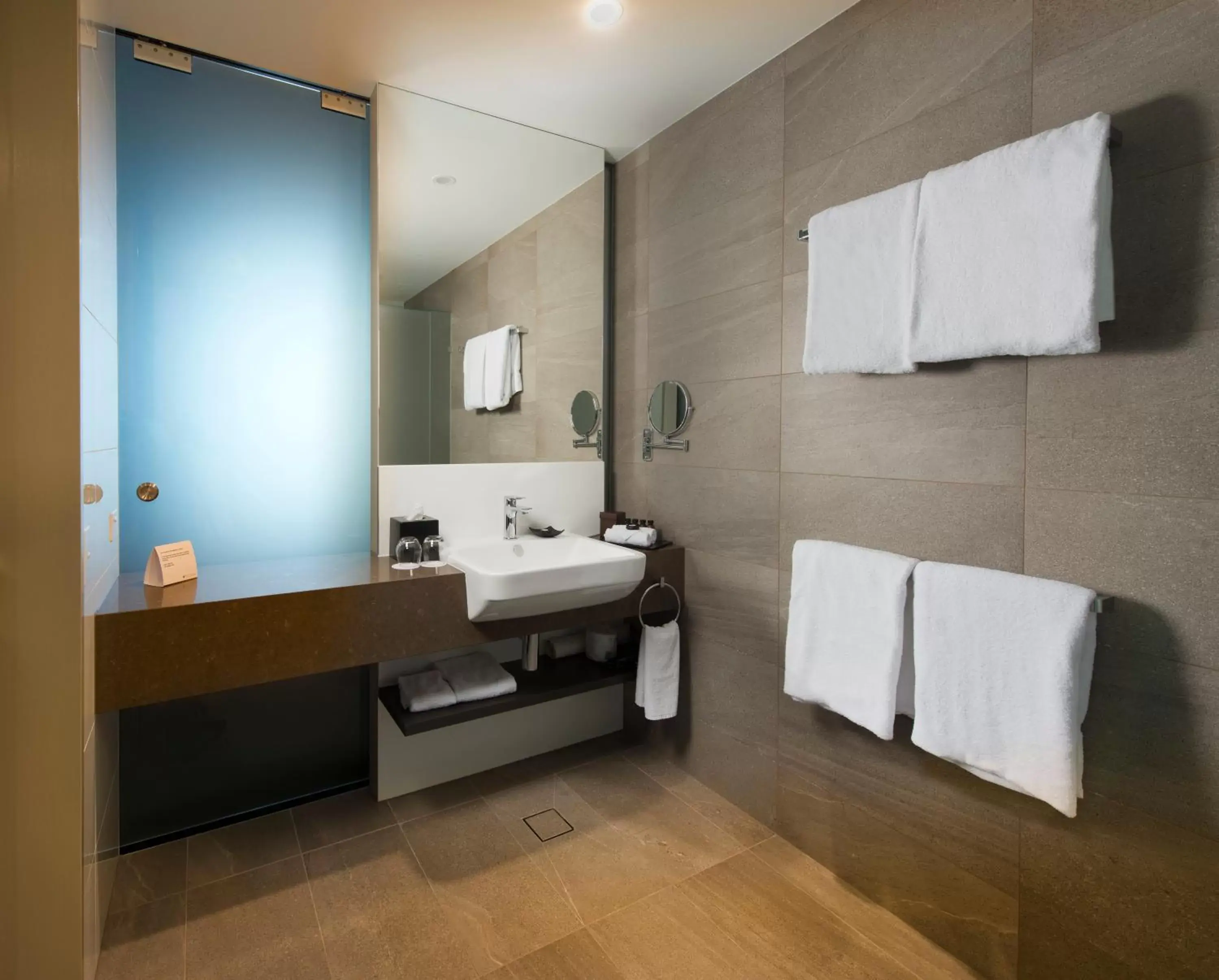 Deluxe Executive Double Room with Lounge Access in Pullman Brisbane Airport Deluxe Executive Double Room with Lounge Access in Pullman Brisbane Airport