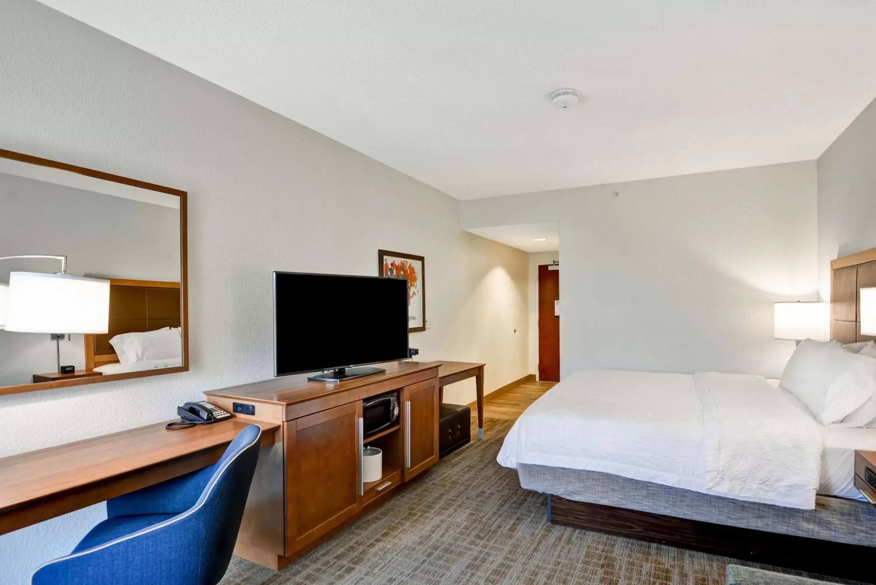 King Room with Sofa Bed and Study - Non-Smoking in Hampton Inn Palm Beach Gardens King Room with Sofa Bed and Study - Non-Smoking in Hampton Inn Palm Beach Gardens