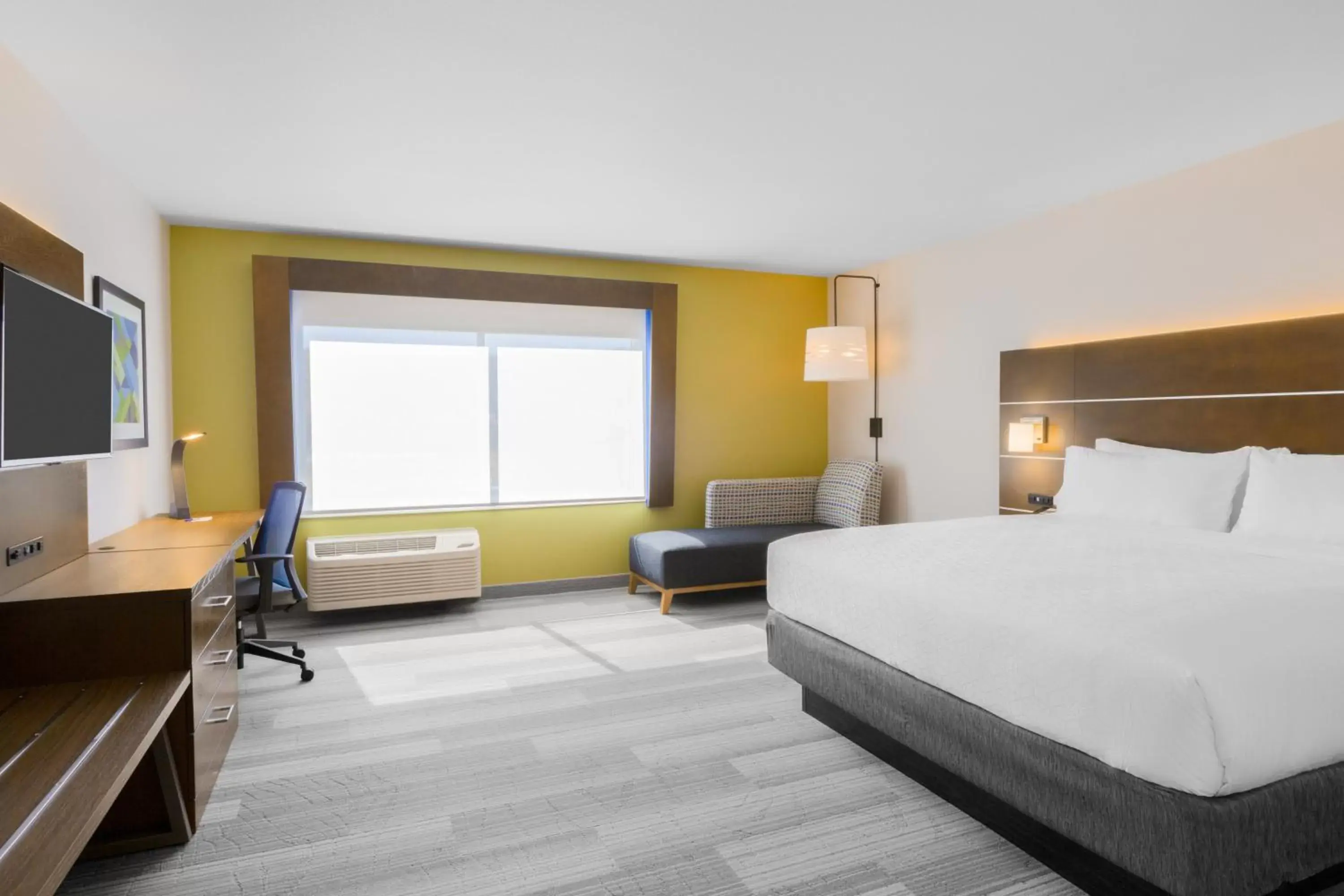 Executive King Room - Hearing Accessible - Non-Smoking in Holiday Inn Express & Suites - Union Gap - Yakima Area, an IHG Hotel Executive King Room - Hearing Accessible - Non-Smoking in Holiday Inn Express & Suites - Union Gap - Yakima Area, an IHG Hotel