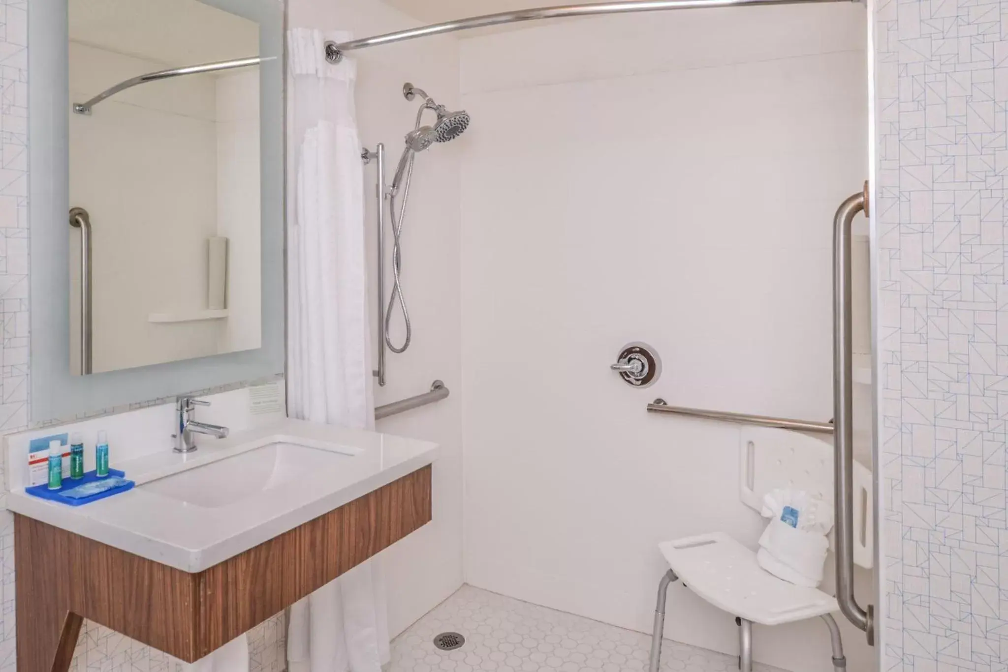 King Room with Roll-In Shower - Disability Access in Holiday Inn Express Palm Desert by IHG King Room with Roll-In Shower - Disability Access in Holiday Inn Express Palm Desert by IHG