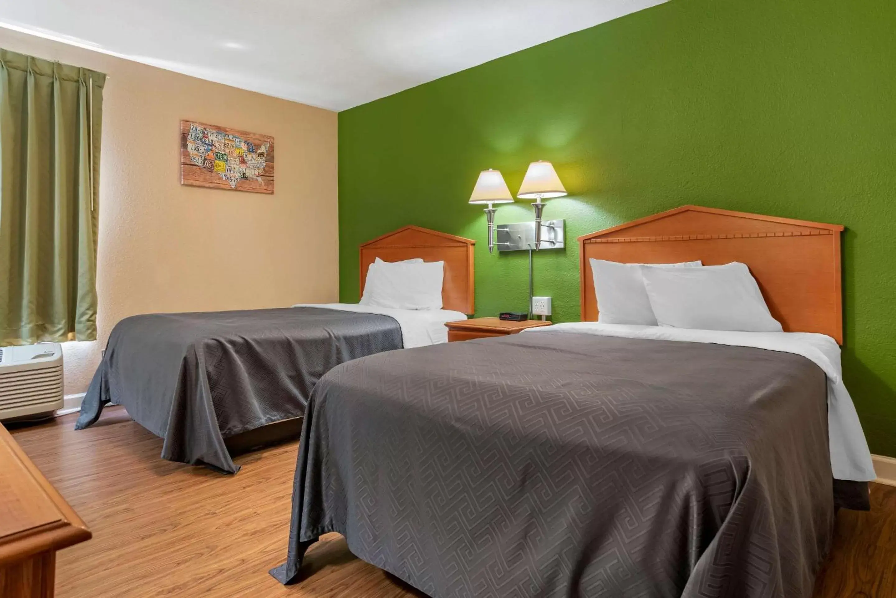 Double Room with Two Double Beds - Smoking in Econo Lodge Tallahassee Near Capital -University Double Room with Two Double Beds - Smoking in Econo Lodge Tallahassee Near Capital -University