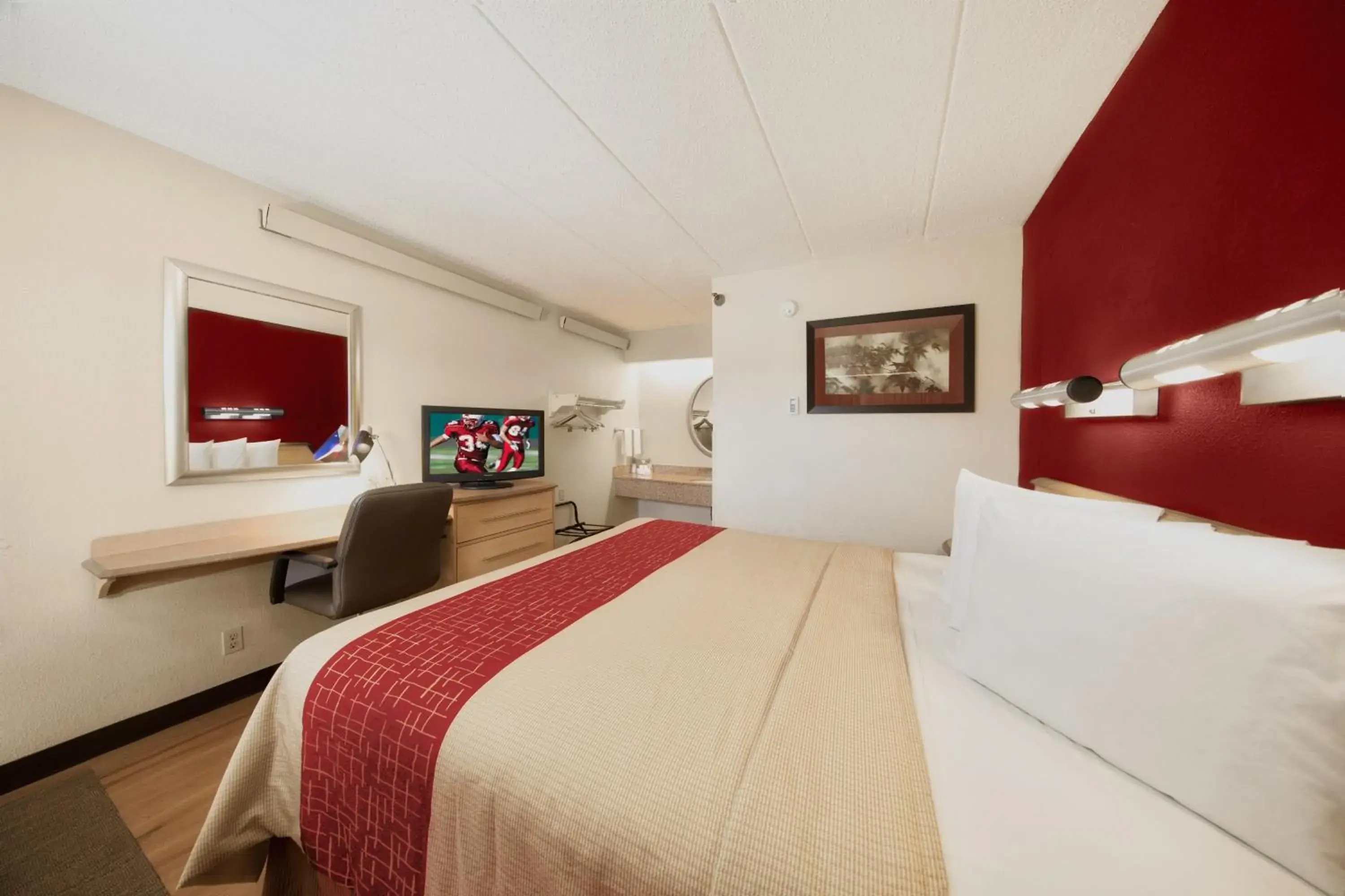 Standard King Room Smoking in Red Roof Inn Cincinnati Northeast - Blue Ash Standard King Room Smoking in Red Roof Inn Cincinnati Northeast - Blue Ash