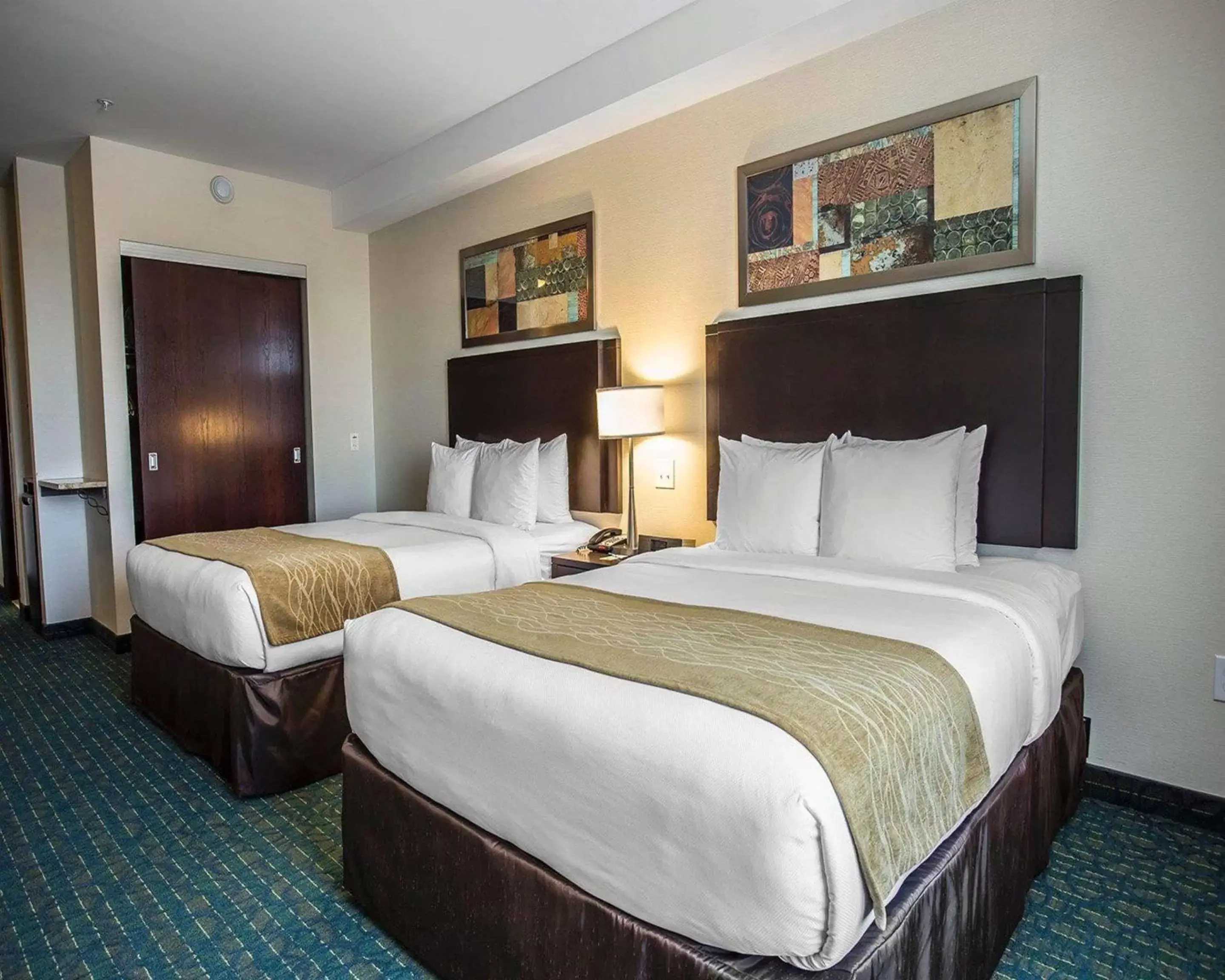 Queen Room with Two Queen Beds - Non-Smoking in Comfort Hotel Bayer's Lake Queen Room with Two Queen Beds - Non-Smoking in Comfort Hotel Bayer's Lake