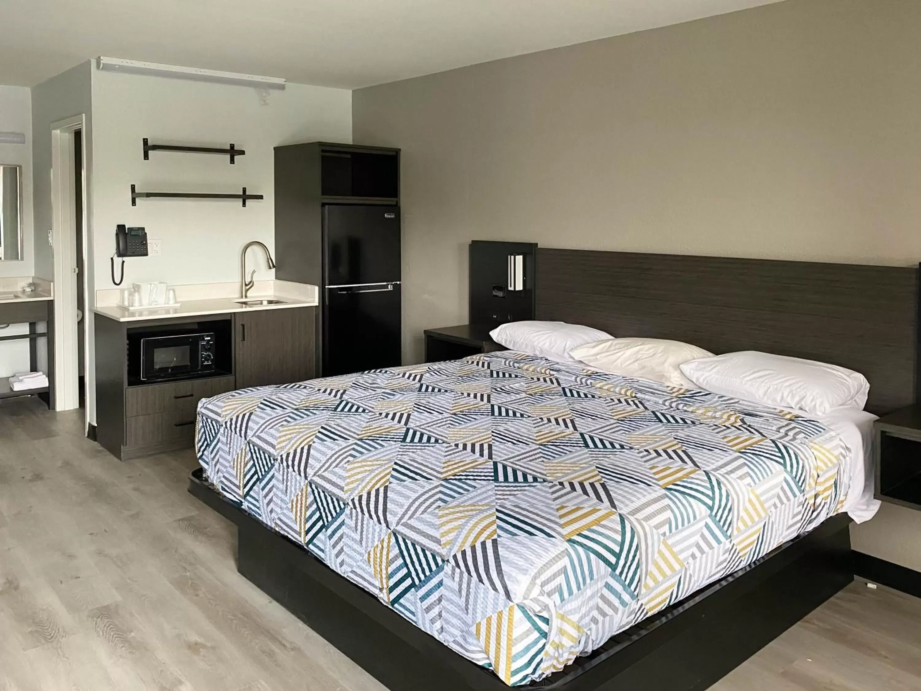 Deluxe King Room - Non-Smoking in Studio 6 Rosenberg TX Deluxe King Room - Non-Smoking in Studio 6 Rosenberg TX