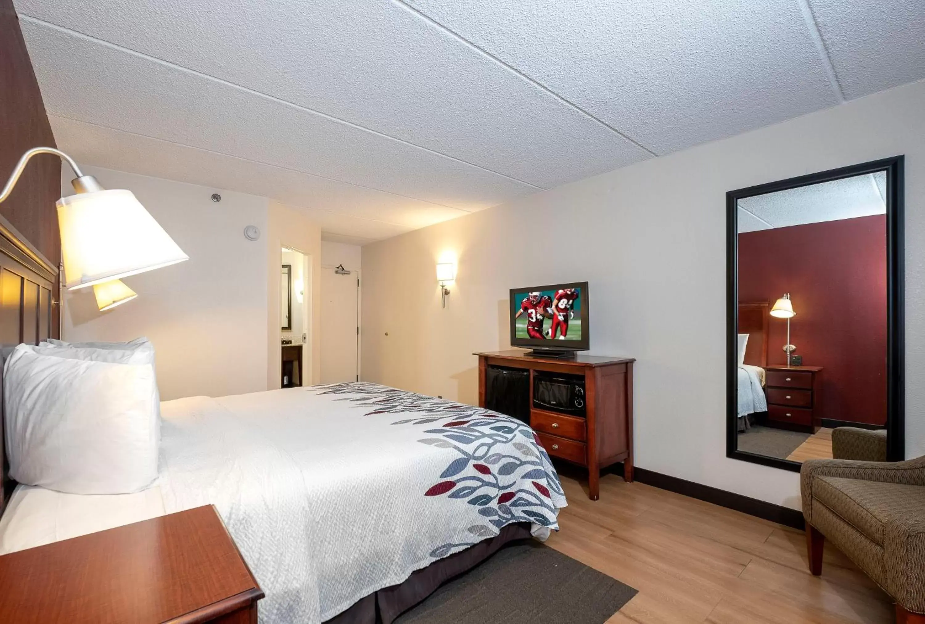 Deluxe Room with One Double Bed Disability Access Smoke Free in Red Roof Inn Meriden Deluxe Room with One Double Bed Disability Access Smoke Free in Red Roof Inn Meriden