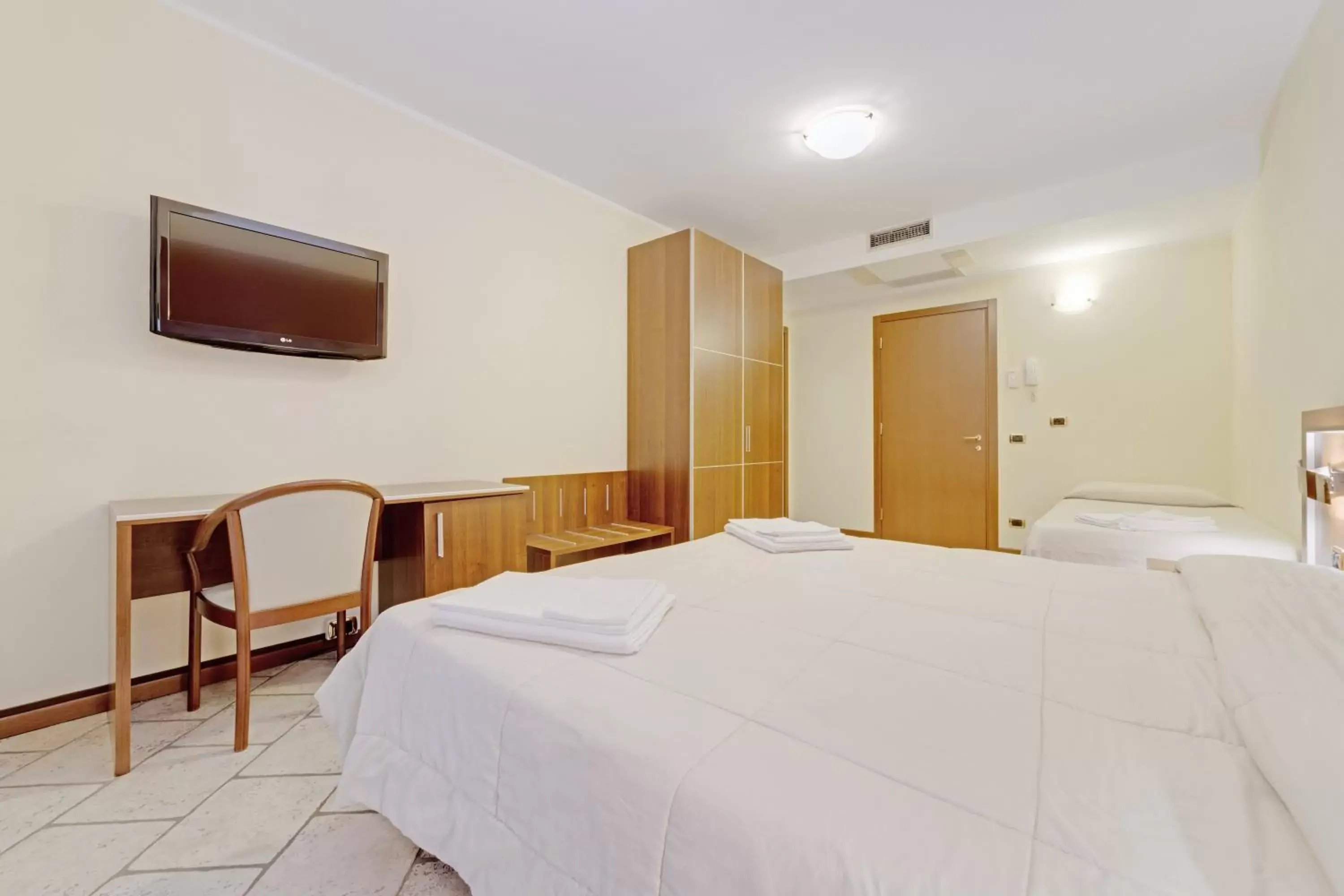 Superior Triple Room with Balcony in Hotel Grotto Bagat Superior Triple Room with Balcony in Hotel Grotto Bagat