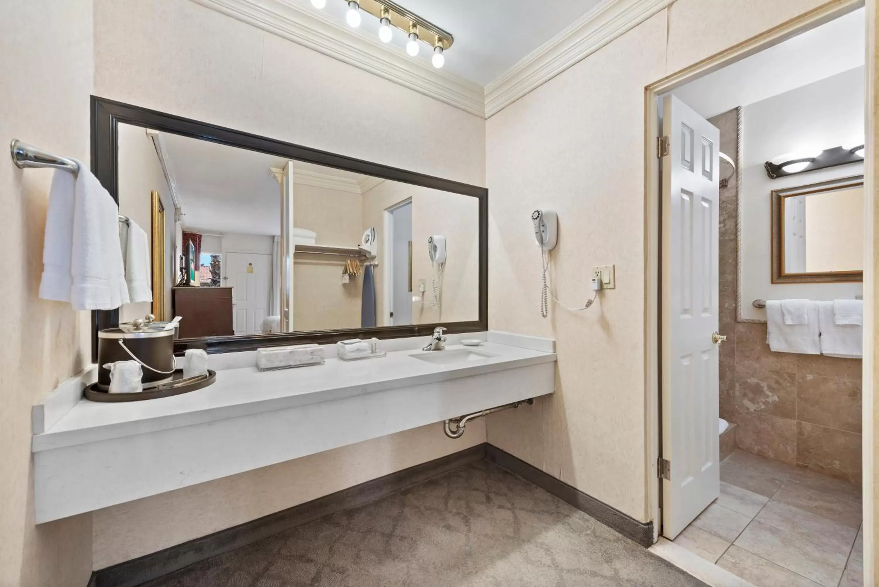 Standard Double Room in 14 West Hotel Laguna Beach Standard Double Room in 14 West Hotel Laguna Beach