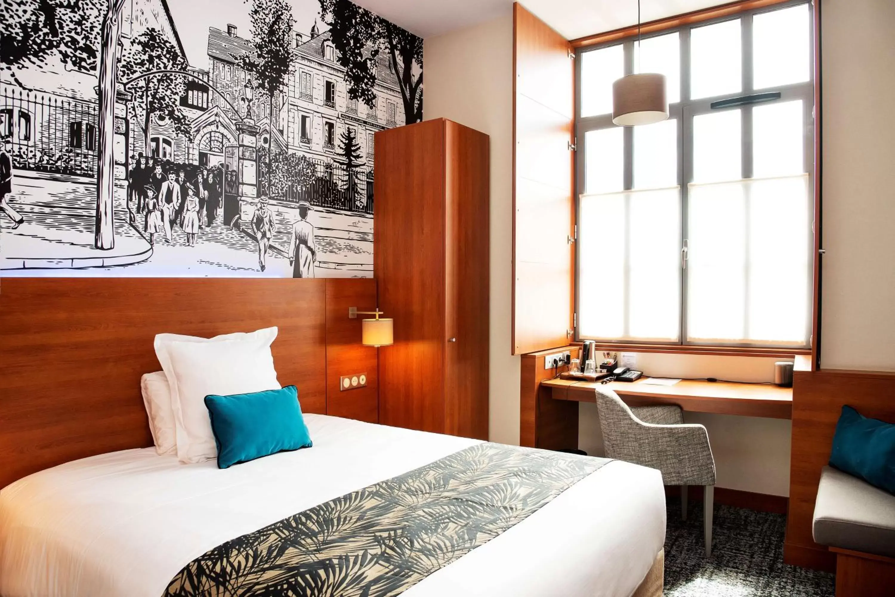 Standard Queen Room in Best Western Plus Hôtel Colbert Standard Queen Room in Best Western Plus Hôtel Colbert