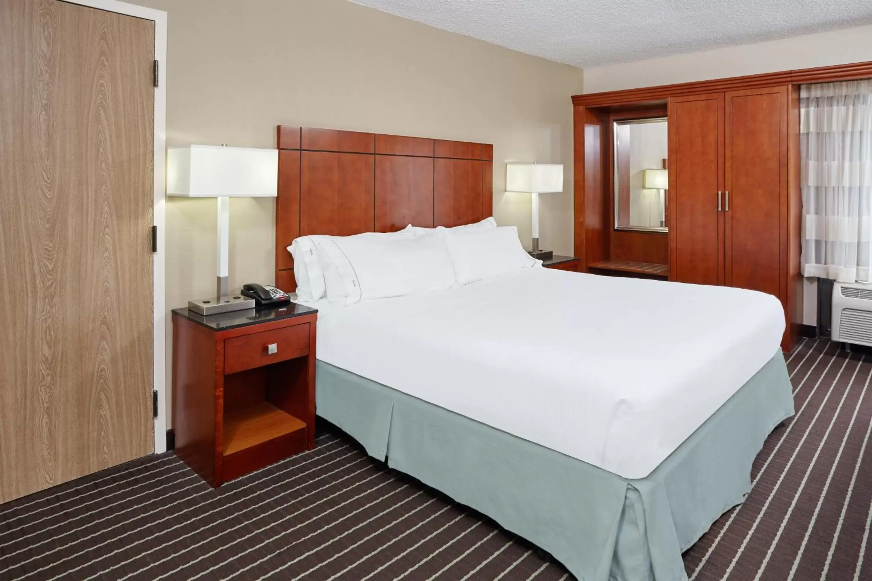 King Room - Hearing Accessible/Non-Smoking in Holiday Inn Express Hotels- Hampton, an IHG Hotel King Room - Hearing Accessible/Non-Smoking in Holiday Inn Express Hotels- Hampton, an IHG Hotel