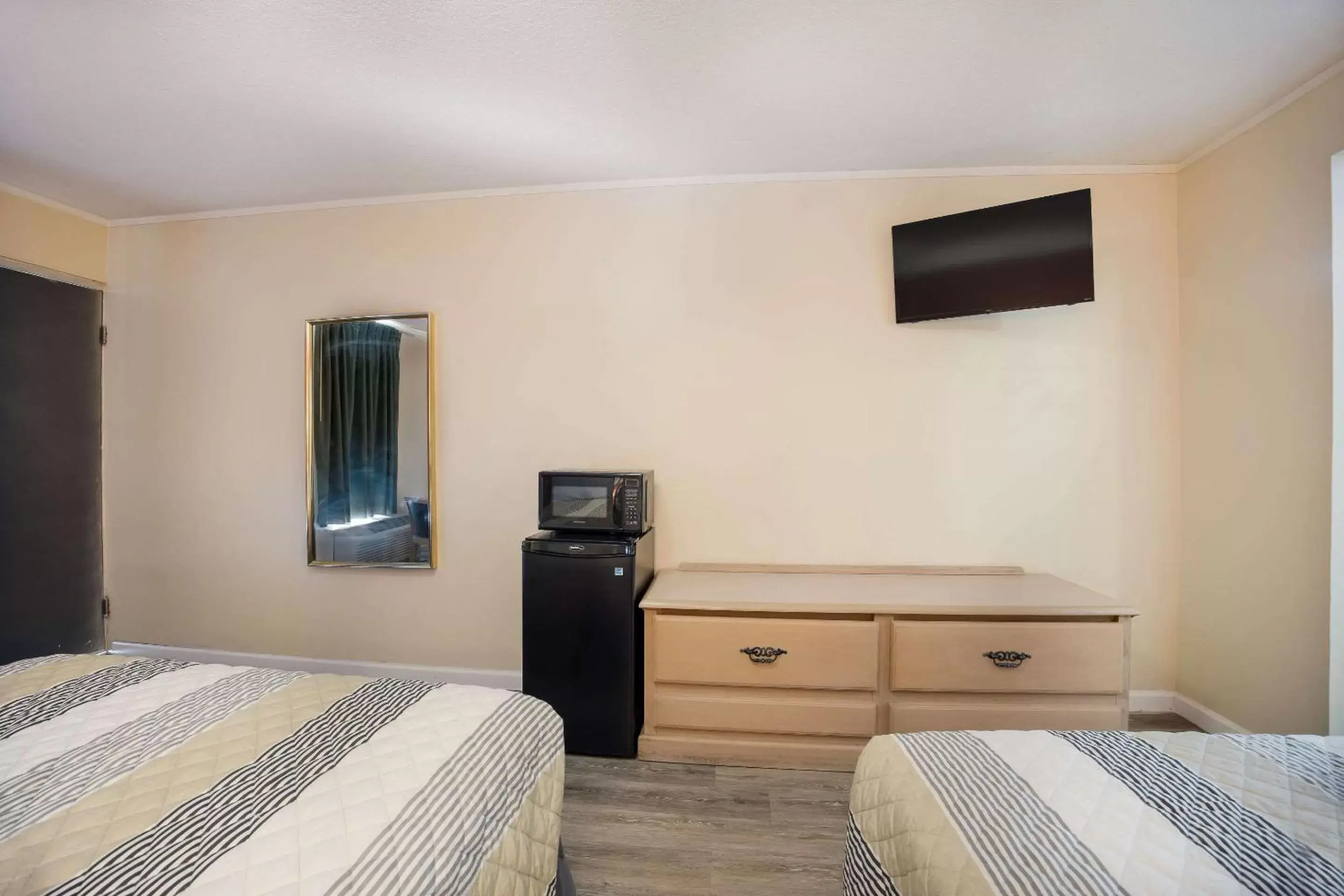 Standard Double Room with Two Double Beds - Smoking in Rodeway Inn Standard Double Room with Two Double Beds - Smoking in Rodeway Inn