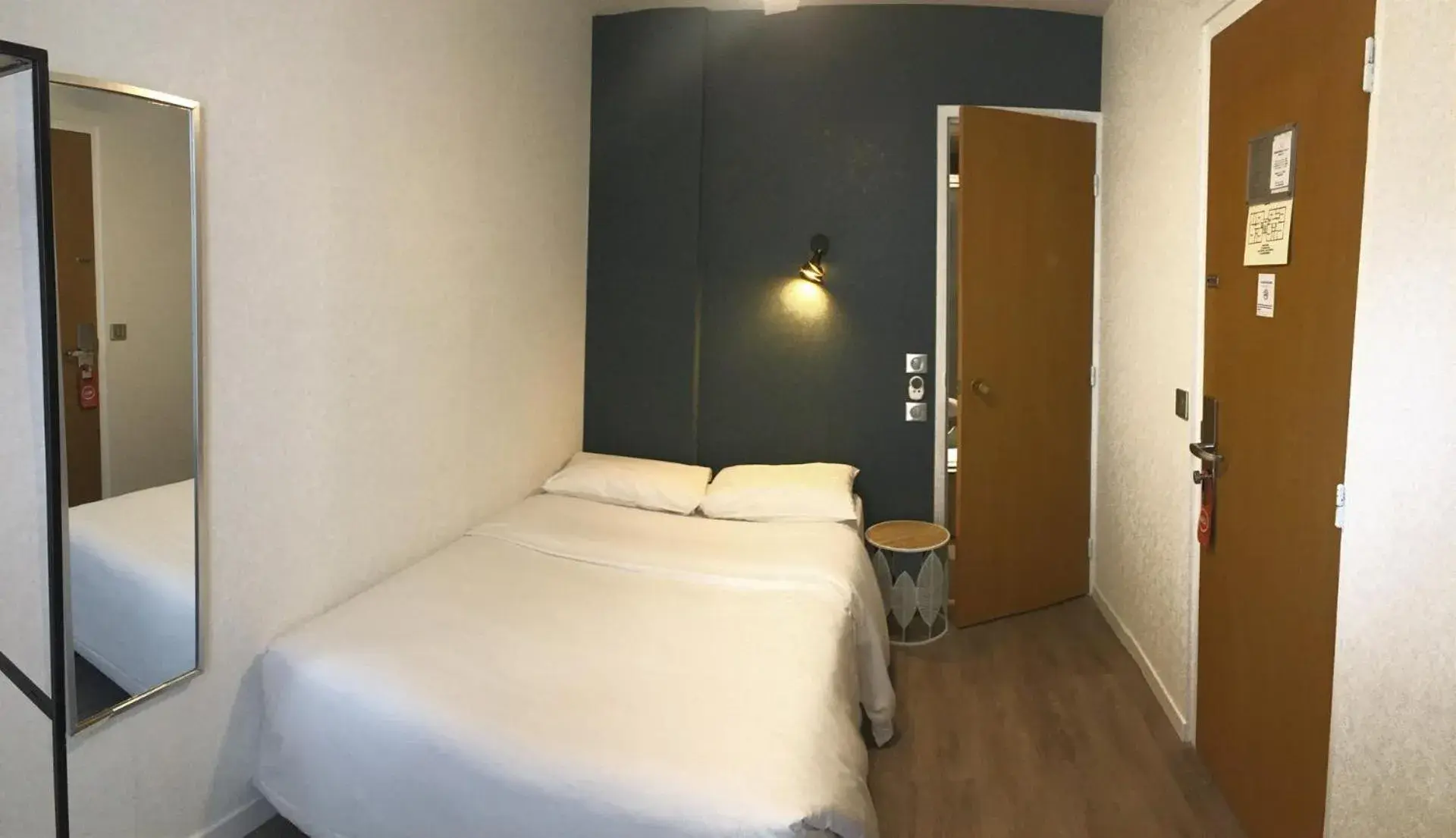 Standard Room in Hôtel du Maine Standard Room in Hôtel du Maine