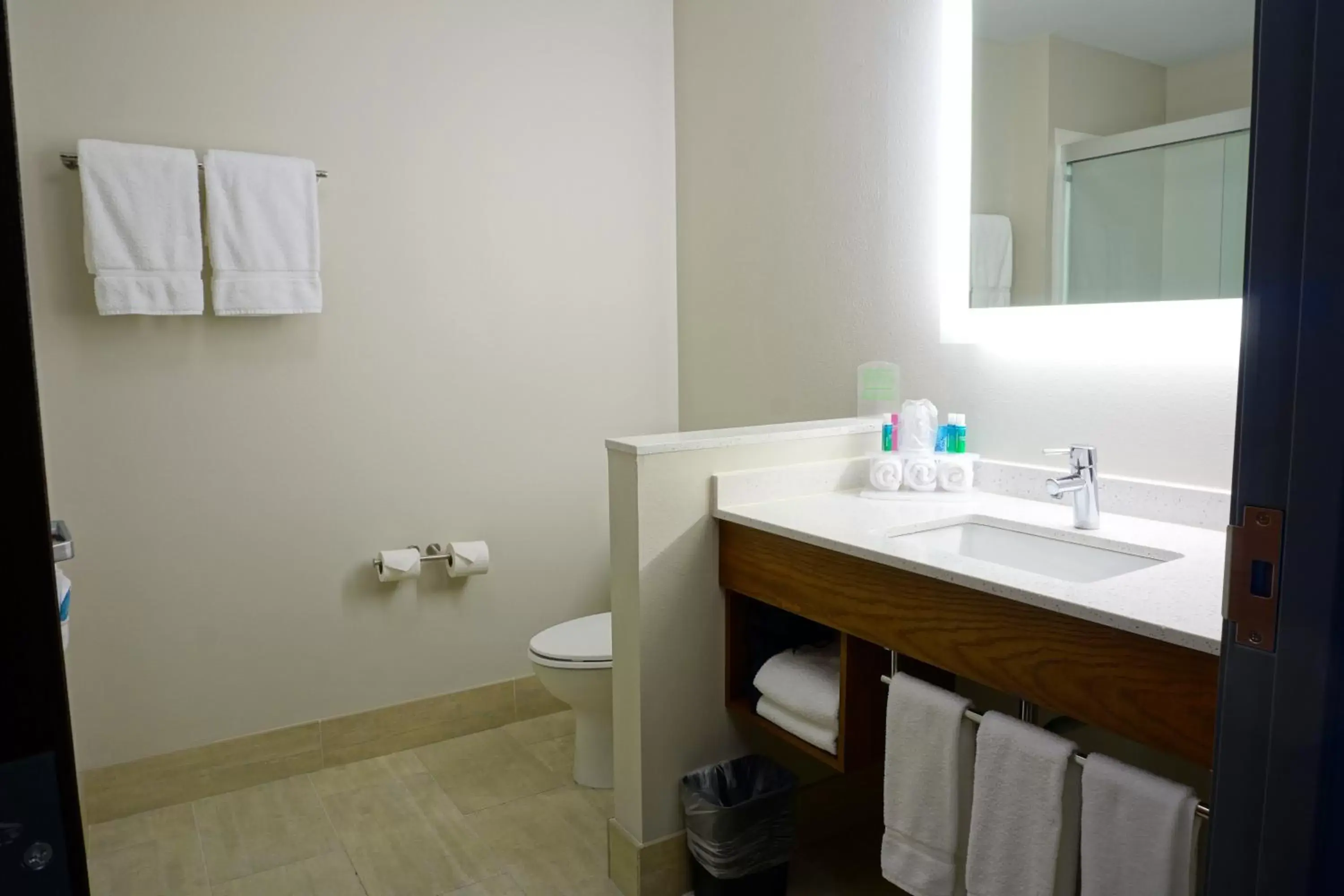King Room - Hearing Accessible in Holiday Inn Express & Suites Omaha - Millard Area, an IHG Hotel King Room - Hearing Accessible in Holiday Inn Express & Suites Omaha - Millard Area, an IHG Hotel