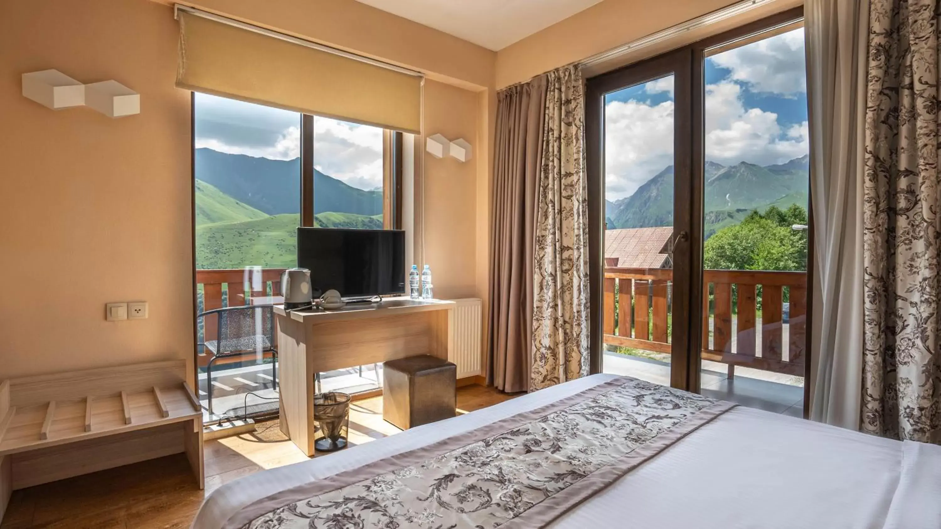 Deluxe Double or Twin Room with Balcony in Gudauri Inn Deluxe Double or Twin Room with Balcony in Gudauri Inn