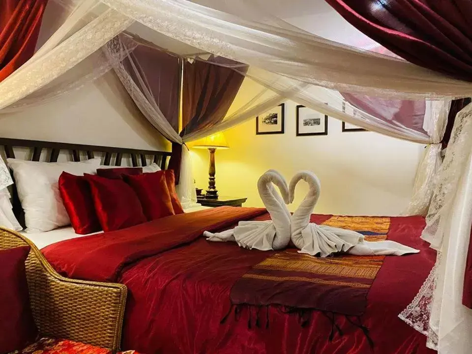 Double Room in Tri Yaan Na Ros Colonial House Double Room in Tri Yaan Na Ros Colonial House