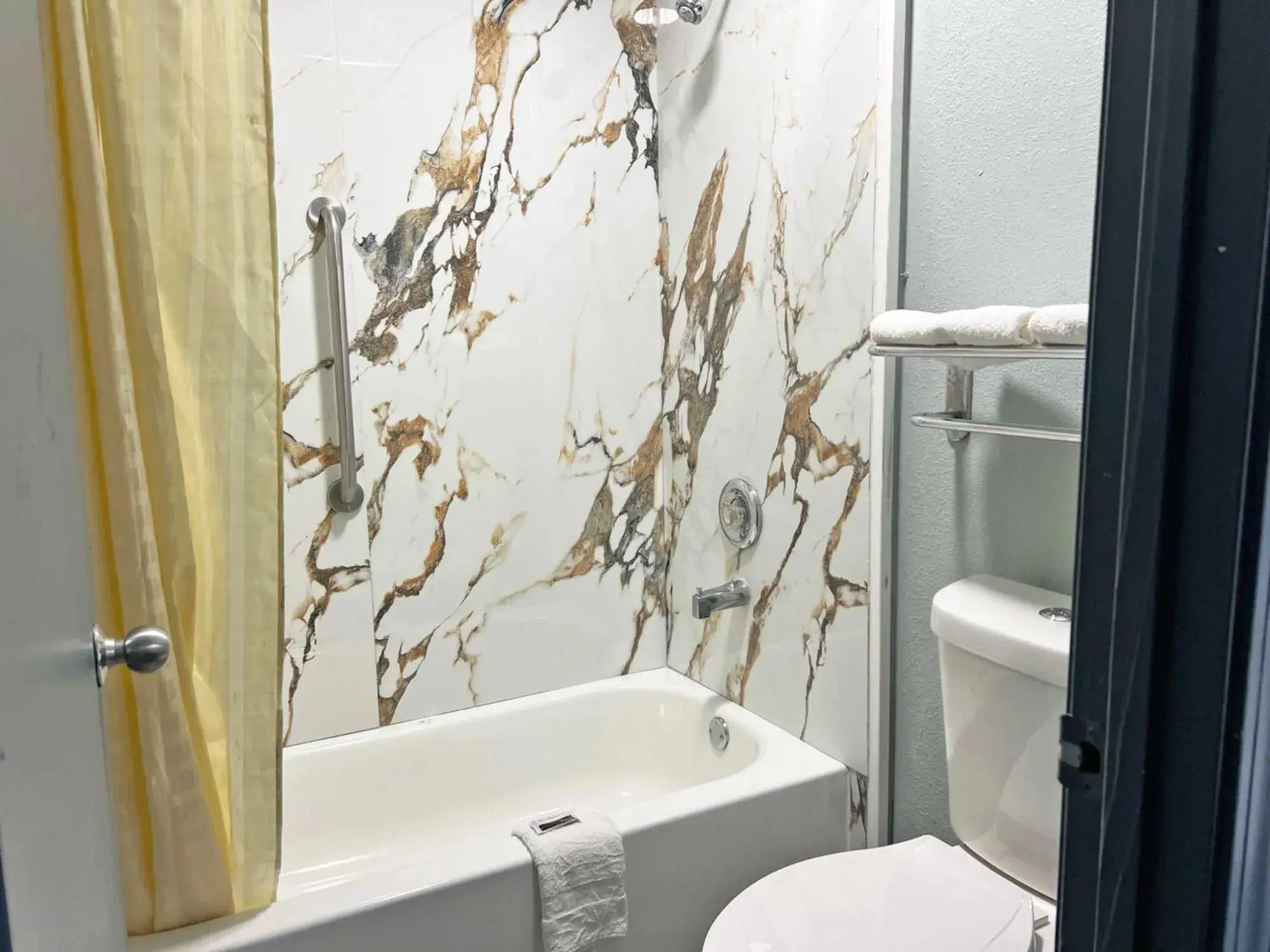 King Room in Red Carpet Inn & Suites King Room in Red Carpet Inn & Suites