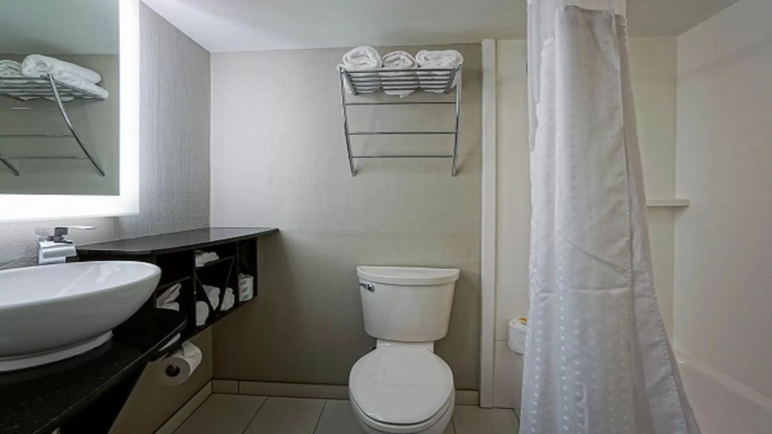 Standard Room with Two Queen Beds in Holiday Inn At the Campus by IHG Standard Room with Two Queen Beds in Holiday Inn At the Campus by IHG