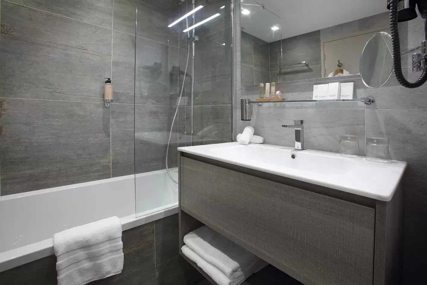 Deluxe Quadruple Room in Hotel Le Tremplin Deluxe Quadruple Room in Hotel Le Tremplin