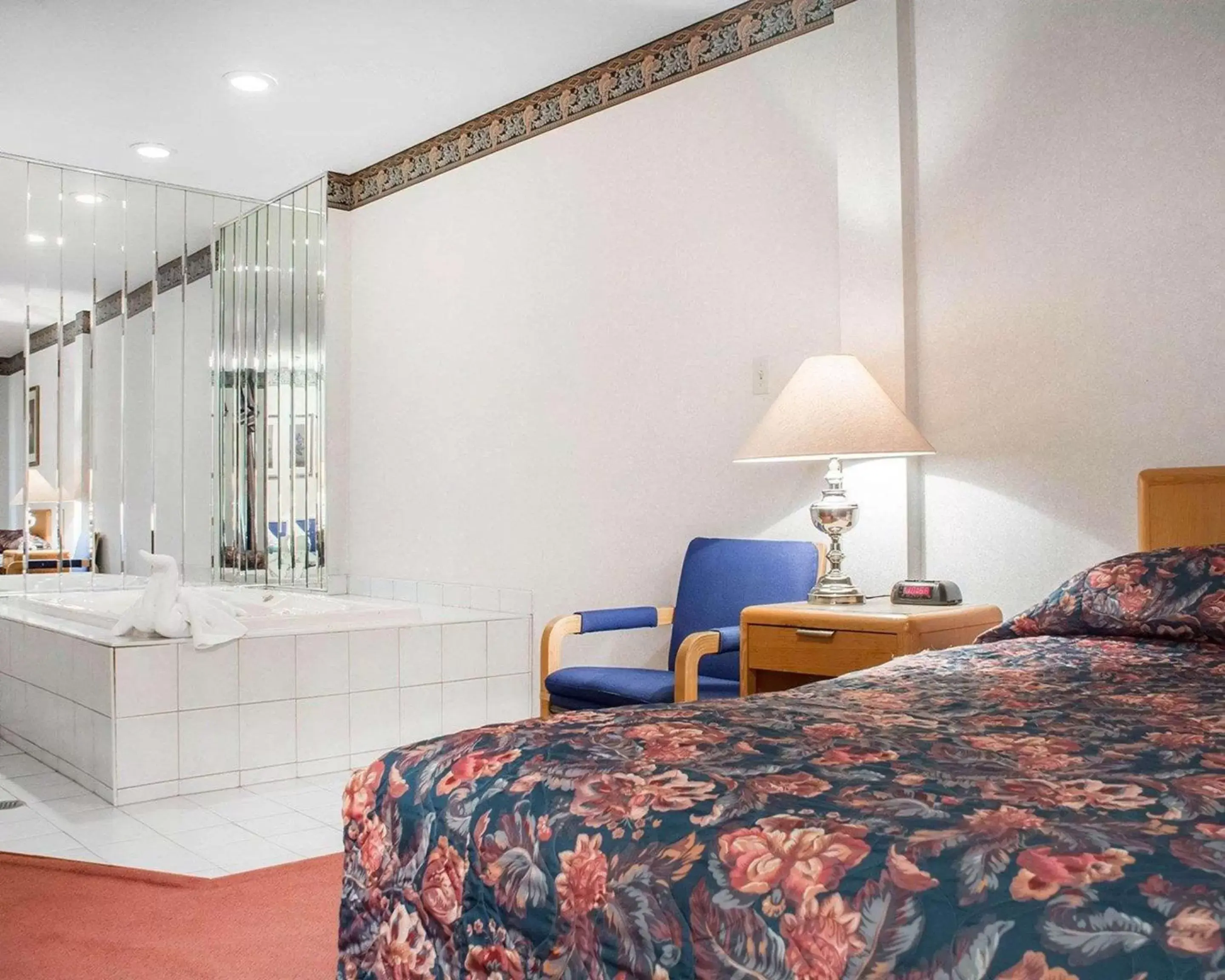 Econo Lodge By the Falls Econo Lodge By the Falls