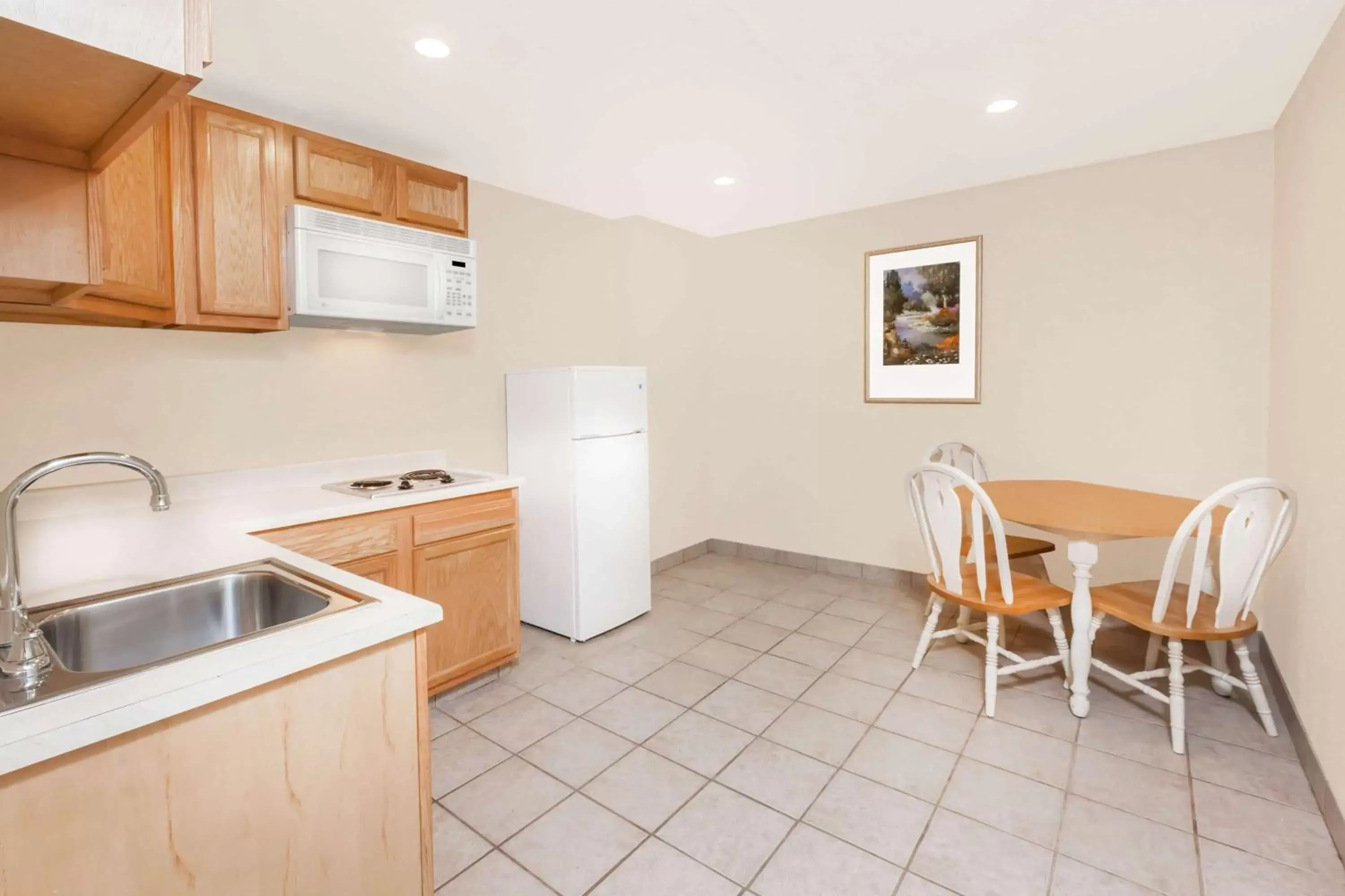 Deluxe King Room - Non-Smoking in Baymont by Wyndham Grand Rapids Airport Deluxe King Room - Non-Smoking in Baymont by Wyndham Grand Rapids Airport