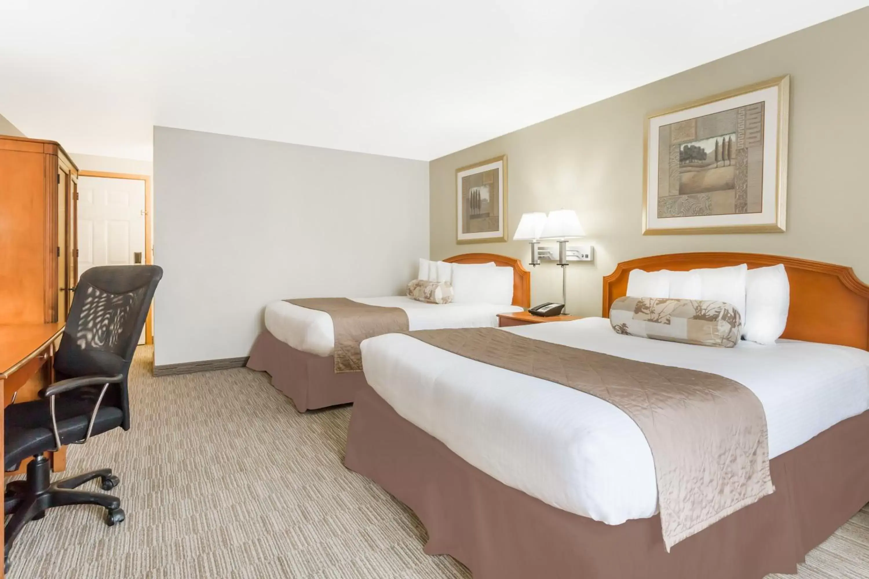 Queen Room with Two Queen Beds - Smoking in Ramada by Wyndham Ely Queen Room with Two Queen Beds - Smoking in Ramada by Wyndham Ely