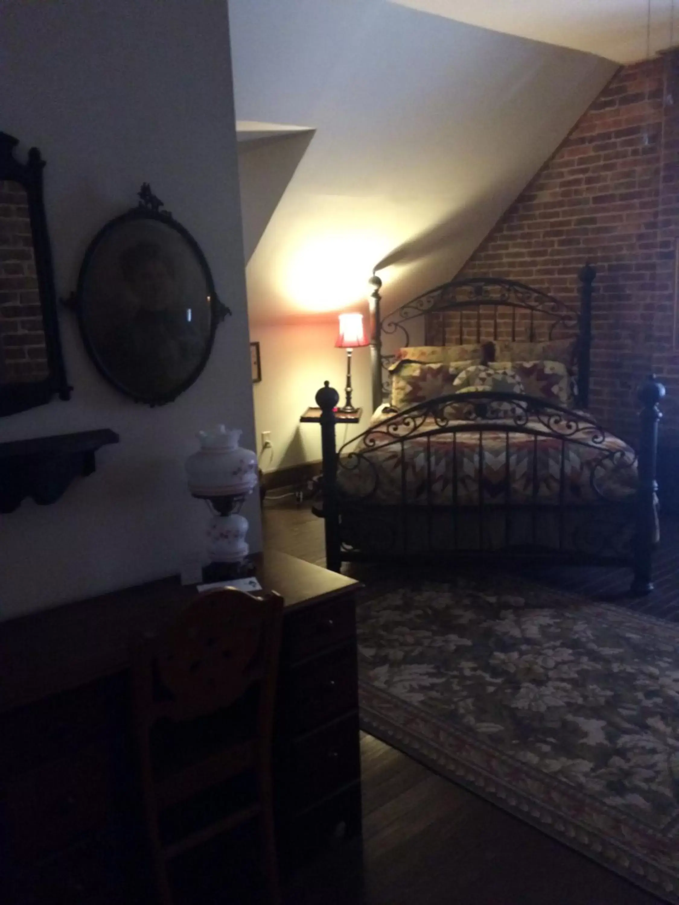 Deluxe Queen Room in Main Street Bed & Breakfast Deluxe Queen Room in Main Street Bed & Breakfast